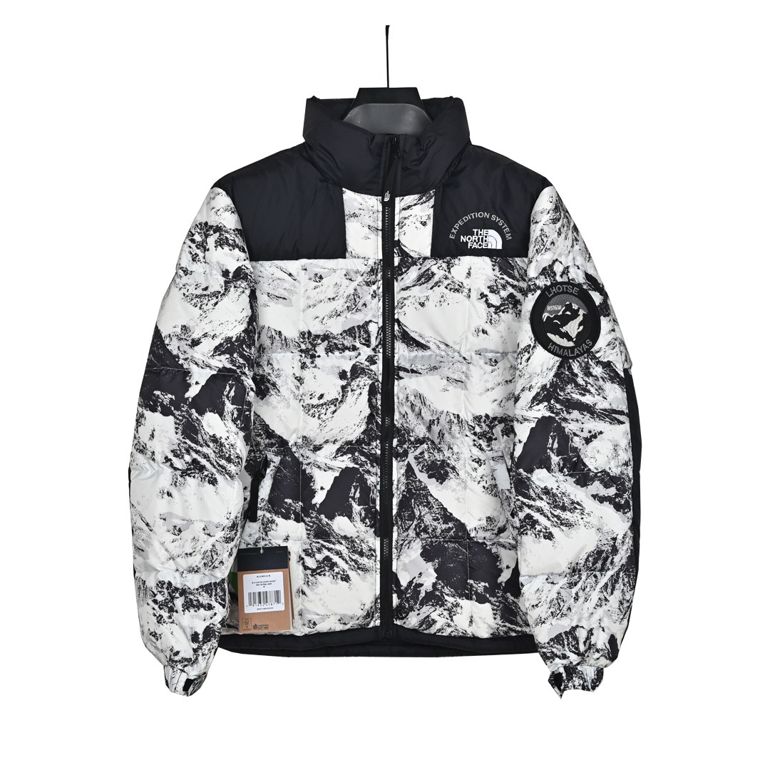 ＃暖冬福利 𝐓𝐡𝐞 𝐍𝐨𝐫𝐭𝐡 𝐅𝐚𝐜𝐞 𝐌‘𝐒 𝐋𝐇𝐎𝐓𝐒𝐄 𝐞𝐜𝐨面料版 北面雪山3.0水墨黑白 尺码：XS-2XL 🔝产品介绍： 1️⃣内线距 门筒 用料 里料 织带 扣子等细节处处到位,柔软舒服,定织定染。 2️⃣印花裁片定位，户外梭织运动型纳米科技面料 质感细腻。 3️⃣刺绣采用进口田岛绣花万针刺绣，采用进口7号针，日本女皇绣线，保证每字饱满工、立体感清晰。 4️⃣填充80%白鸭绒，不做任何虚假宣传。保证保暖性的同时，更加轻便。轻松低于零下30多度严寒低温。 4️⃣正品YKK吉田ISO9000拉链，拉动更丝滑流畅，区别市面假YKK。独家定制五金辅料，100%还原ZP。辅料及扣子均采用原版一致铜芯弹簧，非市面铁芯弹簧。 5️⃣高密度户外防水涂层格子面料,高端防跑绒涂鸦里布+380T三防胆布.绝不钻绒（如有钻绒随意换新） 6️⃣经DWR防泼水处理，轻质耐磨防撕裂，更具出色的防风防泼水性能，为户外活动提供属实防护。-选品中心