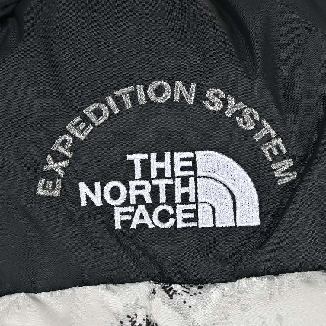 图片[6]-＃暖冬福利 𝐓𝐡𝐞 𝐍𝐨𝐫𝐭𝐡 𝐅𝐚𝐜𝐞 𝐌‘𝐒 𝐋𝐇𝐎𝐓𝐒𝐄 𝐞𝐜𝐨面料版 北面雪山3.0水墨黑白 尺码：XS-2XL 🔝产品介绍： 1️⃣内线距 门筒 用料 里料 织带 扣子等细节处处到位,柔软舒服,定织定染。 2️⃣印花裁片定位，户外梭织运动型纳米科技面料 质感细腻。 3️⃣刺绣采用进口田岛绣花万针刺绣，采用进口7号针，日本女皇绣线，保证每字饱满工、立体感清晰。 4️⃣填充80%白鸭绒，不做任何虚假宣传。保证保暖性的同时，更加轻便。轻松低于零下30多度严寒低温。 4️⃣正品YKK吉田ISO9000拉链，拉动更丝滑流畅，区别市面假YKK。独家定制五金辅料，100%还原ZP。辅料及扣子均采用原版一致铜芯弹簧，非市面铁芯弹簧。 5️⃣高密度户外防水涂层格子面料,高端防跑绒涂鸦里布+380T三防胆布.绝不钻绒（如有钻绒随意换新） 6️⃣经DWR防泼水处理，轻质耐磨防撕裂，更具出色的防风防泼水性能，为户外活动提供属实防护。-选品中心