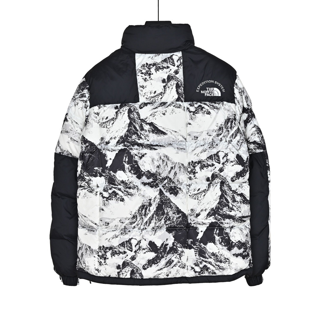 图片[2]-＃暖冬福利 𝐓𝐡𝐞 𝐍𝐨𝐫𝐭𝐡 𝐅𝐚𝐜𝐞 𝐌‘𝐒 𝐋𝐇𝐎𝐓𝐒𝐄 𝐞𝐜𝐨面料版 北面雪山3.0水墨黑白 尺码：XS-2XL 🔝产品介绍： 1️⃣内线距 门筒 用料 里料 织带 扣子等细节处处到位,柔软舒服,定织定染。 2️⃣印花裁片定位，户外梭织运动型纳米科技面料 质感细腻。 3️⃣刺绣采用进口田岛绣花万针刺绣，采用进口7号针，日本女皇绣线，保证每字饱满工、立体感清晰。 4️⃣填充80%白鸭绒，不做任何虚假宣传。保证保暖性的同时，更加轻便。轻松低于零下30多度严寒低温。 4️⃣正品YKK吉田ISO9000拉链，拉动更丝滑流畅，区别市面假YKK。独家定制五金辅料，100%还原ZP。辅料及扣子均采用原版一致铜芯弹簧，非市面铁芯弹簧。 5️⃣高密度户外防水涂层格子面料,高端防跑绒涂鸦里布+380T三防胆布.绝不钻绒（如有钻绒随意换新） 6️⃣经DWR防泼水处理，轻质耐磨防撕裂，更具出色的防风防泼水性能，为户外活动提供属实防护。-选品中心