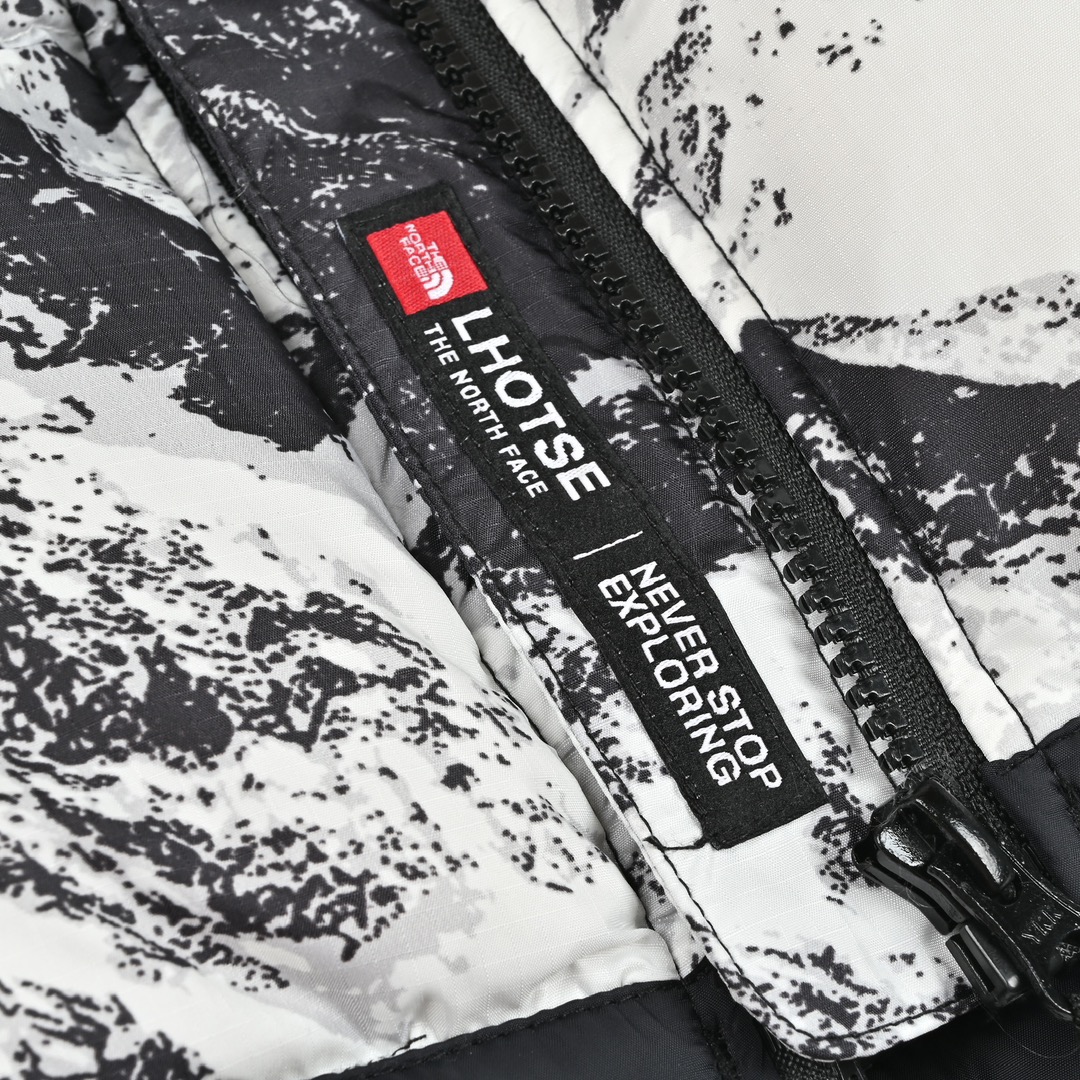图片[8]-＃暖冬福利 𝐓𝐡𝐞 𝐍𝐨𝐫𝐭𝐡 𝐅𝐚𝐜𝐞 𝐌‘𝐒 𝐋𝐇𝐎𝐓𝐒𝐄 𝐞𝐜𝐨面料版 北面雪山3.0水墨黑白 尺码：XS-2XL 🔝产品介绍： 1️⃣内线距 门筒 用料 里料 织带 扣子等细节处处到位,柔软舒服,定织定染。 2️⃣印花裁片定位，户外梭织运动型纳米科技面料 质感细腻。 3️⃣刺绣采用进口田岛绣花万针刺绣，采用进口7号针，日本女皇绣线，保证每字饱满工、立体感清晰。 4️⃣填充80%白鸭绒，不做任何虚假宣传。保证保暖性的同时，更加轻便。轻松低于零下30多度严寒低温。 4️⃣正品YKK吉田ISO9000拉链，拉动更丝滑流畅，区别市面假YKK。独家定制五金辅料，100%还原ZP。辅料及扣子均采用原版一致铜芯弹簧，非市面铁芯弹簧。 5️⃣高密度户外防水涂层格子面料,高端防跑绒涂鸦里布+380T三防胆布.绝不钻绒（如有钻绒随意换新） 6️⃣经DWR防泼水处理，轻质耐磨防撕裂，更具出色的防风防泼水性能，为户外活动提供属实防护。-选品中心