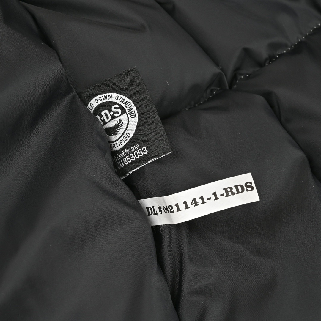 图片[4]-＃暖冬福利 𝐓𝐡𝐞 𝐍𝐨𝐫𝐭𝐡 𝐅𝐚𝐜𝐞 𝐌‘𝐒 𝐋𝐇𝐎𝐓𝐒𝐄 𝐞𝐜𝐨面料版 北面雪山3.0水墨黑白 尺码：XS-2XL 🔝产品介绍： 1️⃣内线距 门筒 用料 里料 织带 扣子等细节处处到位,柔软舒服,定织定染。 2️⃣印花裁片定位，户外梭织运动型纳米科技面料 质感细腻。 3️⃣刺绣采用进口田岛绣花万针刺绣，采用进口7号针，日本女皇绣线，保证每字饱满工、立体感清晰。 4️⃣填充80%白鸭绒，不做任何虚假宣传。保证保暖性的同时，更加轻便。轻松低于零下30多度严寒低温。 4️⃣正品YKK吉田ISO9000拉链，拉动更丝滑流畅，区别市面假YKK。独家定制五金辅料，100%还原ZP。辅料及扣子均采用原版一致铜芯弹簧，非市面铁芯弹簧。 5️⃣高密度户外防水涂层格子面料,高端防跑绒涂鸦里布+380T三防胆布.绝不钻绒（如有钻绒随意换新） 6️⃣经DWR防泼水处理，轻质耐磨防撕裂，更具出色的防风防泼水性能，为户外活动提供属实防护。-选品中心