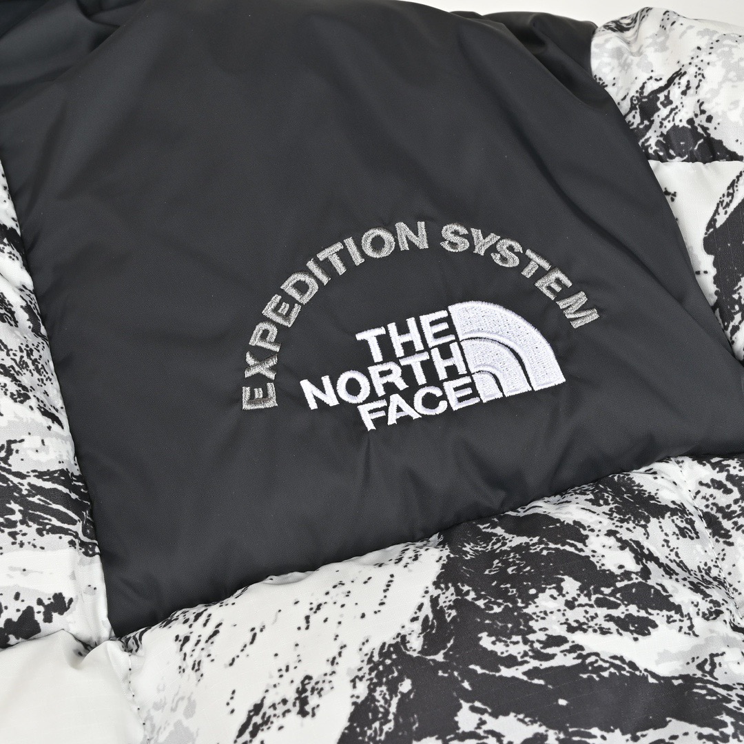 ＃暖冬福利 𝐓𝐡𝐞 𝐍𝐨𝐫𝐭𝐡 𝐅𝐚𝐜𝐞 𝐌‘𝐒 𝐋𝐇𝐎𝐓𝐒𝐄 𝐞𝐜𝐨面料版 北面雪山3.0水墨黑白 尺码：XS-2XL 🔝产品介绍： 1️⃣内线距 门筒 用料 里料 织带 扣子等细节处处到位,柔软舒服,定织定染。 2️⃣印花裁片定位，户外梭织运动型纳米科技面料 质感细腻。 3️⃣刺绣采用进口田岛绣花万针刺绣，采用进口7号针，日本女皇绣线，保证每字饱满工、立体感清晰。 4️⃣填充80%白鸭绒，不做任何虚假宣传。保证保暖性的同时，更加轻便。轻松低于零下30多度严寒低温。 4️⃣正品YKK吉田ISO9000拉链，拉动更丝滑流畅，区别市面假YKK。独家定制五金辅料，100%还原ZP。辅料及扣子均采用原版一致铜芯弹簧，非市面铁芯弹簧。 5️⃣高密度户外防水涂层格子面料,高端防跑绒涂鸦里布+380T三防胆布.绝不钻绒（如有钻绒随意换新） 6️⃣经DWR防泼水处理，轻质耐磨防撕裂，更具出色的防风防泼水性能，为户外活动提供属实防护。-选品中心