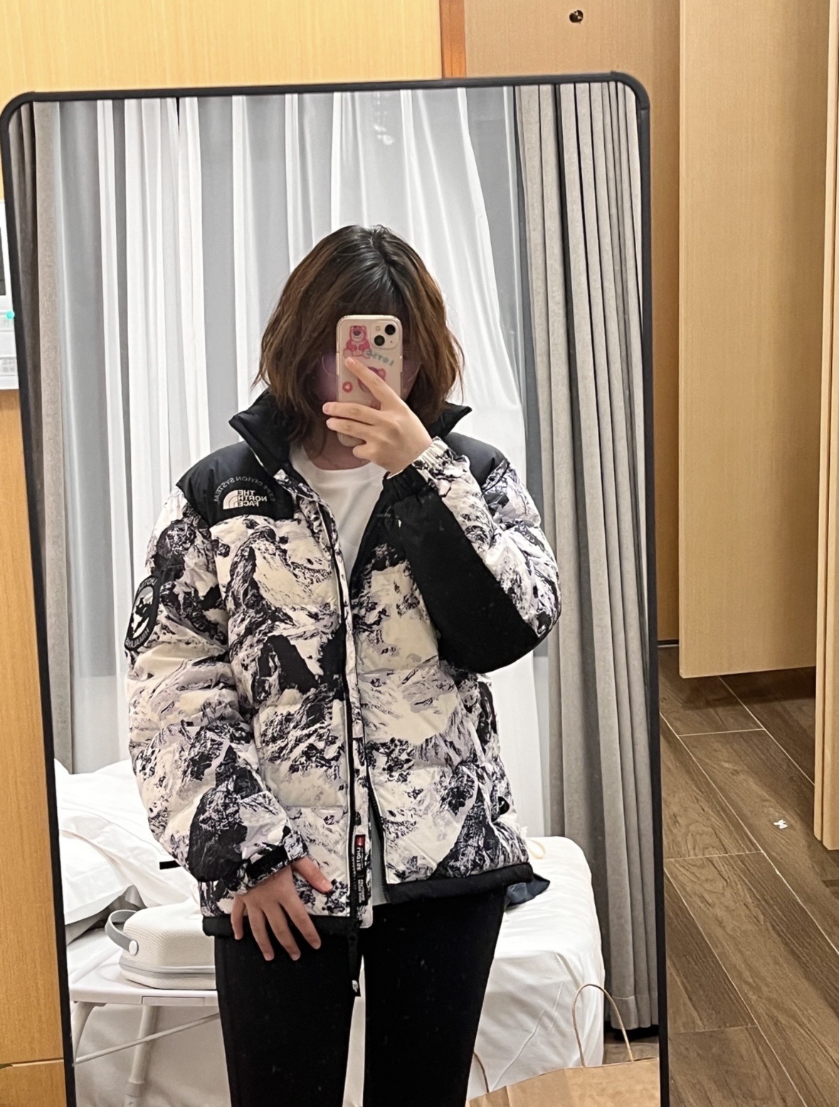 图片[9]-＃暖冬福利 𝐓𝐡𝐞 𝐍𝐨𝐫𝐭𝐡 𝐅𝐚𝐜𝐞 𝐌‘𝐒 𝐋𝐇𝐎𝐓𝐒𝐄 𝐞𝐜𝐨面料版 北面雪山3.0水墨黑白 尺码：XS-2XL 🔝产品介绍： 1️⃣内线距 门筒 用料 里料 织带 扣子等细节处处到位,柔软舒服,定织定染。 2️⃣印花裁片定位，户外梭织运动型纳米科技面料 质感细腻。 3️⃣刺绣采用进口田岛绣花万针刺绣，采用进口7号针，日本女皇绣线，保证每字饱满工、立体感清晰。 4️⃣填充80%白鸭绒，不做任何虚假宣传。保证保暖性的同时，更加轻便。轻松低于零下30多度严寒低温。 4️⃣正品YKK吉田ISO9000拉链，拉动更丝滑流畅，区别市面假YKK。独家定制五金辅料，100%还原ZP。辅料及扣子均采用原版一致铜芯弹簧，非市面铁芯弹簧。 5️⃣高密度户外防水涂层格子面料,高端防跑绒涂鸦里布+380T三防胆布.绝不钻绒（如有钻绒随意换新） 6️⃣经DWR防泼水处理，轻质耐磨防撕裂，更具出色的防风防泼水性能，为户外活动提供属实防护。-选品中心