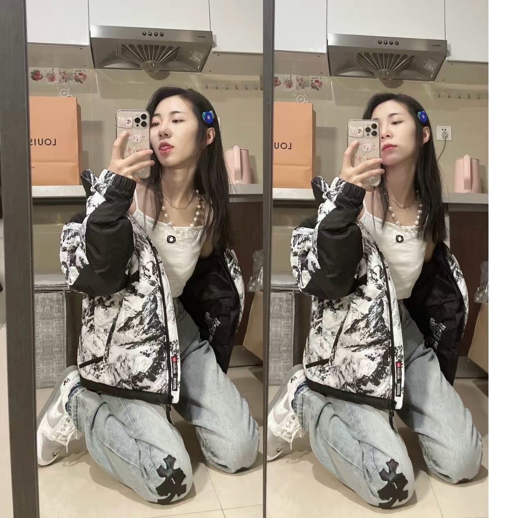 ＃暖冬福利 𝐓𝐡𝐞 𝐍𝐨𝐫𝐭𝐡 𝐅𝐚𝐜𝐞 𝐌‘𝐒 𝐋𝐇𝐎𝐓𝐒𝐄 𝐞𝐜𝐨面料版 北面雪山3.0水墨黑白 尺码：XS-2XL 🔝产品介绍： 1️⃣内线距 门筒 用料 里料 织带 扣子等细节处处到位,柔软舒服,定织定染。 2️⃣印花裁片定位，户外梭织运动型纳米科技面料 质感细腻。 3️⃣刺绣采用进口田岛绣花万针刺绣，采用进口7号针，日本女皇绣线，保证每字饱满工、立体感清晰。 4️⃣填充80%白鸭绒，不做任何虚假宣传。保证保暖性的同时，更加轻便。轻松低于零下30多度严寒低温。 4️⃣正品YKK吉田ISO9000拉链，拉动更丝滑流畅，区别市面假YKK。独家定制五金辅料，100%还原ZP。辅料及扣子均采用原版一致铜芯弹簧，非市面铁芯弹簧。 5️⃣高密度户外防水涂层格子面料,高端防跑绒涂鸦里布+380T三防胆布.绝不钻绒（如有钻绒随意换新） 6️⃣经DWR防泼水处理，轻质耐磨防撕裂，更具出色的防风防泼水性能，为户外活动提供属实防护。-选品中心