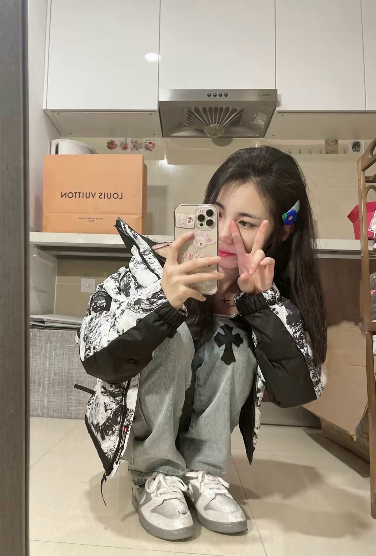 图片[2]-＃暖冬福利 𝐓𝐡𝐞 𝐍𝐨𝐫𝐭𝐡 𝐅𝐚𝐜𝐞 𝐌‘𝐒 𝐋𝐇𝐎𝐓𝐒𝐄 𝐞𝐜𝐨面料版 北面雪山3.0水墨黑白 尺码：XS-2XL 🔝产品介绍： 1️⃣内线距 门筒 用料 里料 织带 扣子等细节处处到位,柔软舒服,定织定染。 2️⃣印花裁片定位，户外梭织运动型纳米科技面料 质感细腻。 3️⃣刺绣采用进口田岛绣花万针刺绣，采用进口7号针，日本女皇绣线，保证每字饱满工、立体感清晰。 4️⃣填充80%白鸭绒，不做任何虚假宣传。保证保暖性的同时，更加轻便。轻松低于零下30多度严寒低温。 4️⃣正品YKK吉田ISO9000拉链，拉动更丝滑流畅，区别市面假YKK。独家定制五金辅料，100%还原ZP。辅料及扣子均采用原版一致铜芯弹簧，非市面铁芯弹簧。 5️⃣高密度户外防水涂层格子面料,高端防跑绒涂鸦里布+380T三防胆布.绝不钻绒（如有钻绒随意换新） 6️⃣经DWR防泼水处理，轻质耐磨防撕裂，更具出色的防风防泼水性能，为户外活动提供属实防护。-选品中心