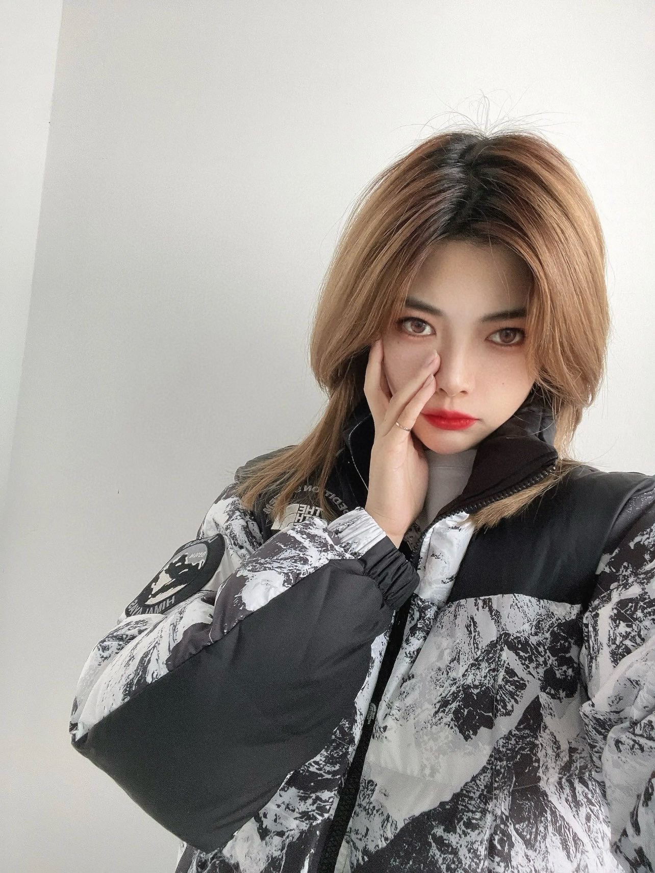 图片[5]-＃暖冬福利 𝐓𝐡𝐞 𝐍𝐨𝐫𝐭𝐡 𝐅𝐚𝐜𝐞 𝐌‘𝐒 𝐋𝐇𝐎𝐓𝐒𝐄 𝐞𝐜𝐨面料版 北面雪山3.0水墨黑白 尺码：XS-2XL 🔝产品介绍： 1️⃣内线距 门筒 用料 里料 织带 扣子等细节处处到位,柔软舒服,定织定染。 2️⃣印花裁片定位，户外梭织运动型纳米科技面料 质感细腻。 3️⃣刺绣采用进口田岛绣花万针刺绣，采用进口7号针，日本女皇绣线，保证每字饱满工、立体感清晰。 4️⃣填充80%白鸭绒，不做任何虚假宣传。保证保暖性的同时，更加轻便。轻松低于零下30多度严寒低温。 4️⃣正品YKK吉田ISO9000拉链，拉动更丝滑流畅，区别市面假YKK。独家定制五金辅料，100%还原ZP。辅料及扣子均采用原版一致铜芯弹簧，非市面铁芯弹簧。 5️⃣高密度户外防水涂层格子面料,高端防跑绒涂鸦里布+380T三防胆布.绝不钻绒（如有钻绒随意换新） 6️⃣经DWR防泼水处理，轻质耐磨防撕裂，更具出色的防风防泼水性能，为户外活动提供属实防护。-选品中心