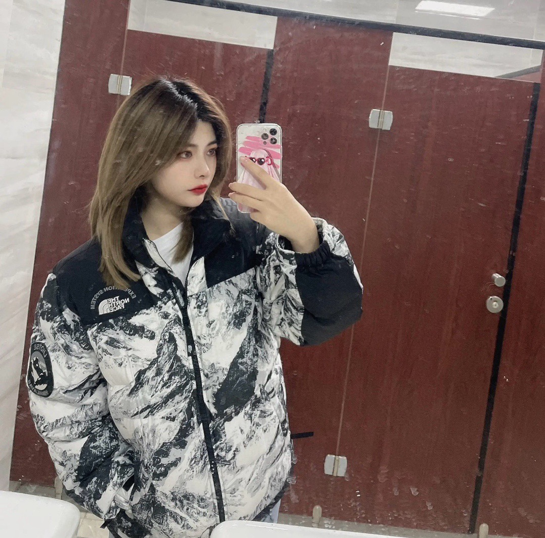 图片[4]-＃暖冬福利 𝐓𝐡𝐞 𝐍𝐨𝐫𝐭𝐡 𝐅𝐚𝐜𝐞 𝐌‘𝐒 𝐋𝐇𝐎𝐓𝐒𝐄 𝐞𝐜𝐨面料版 北面雪山3.0水墨黑白 尺码：XS-2XL 🔝产品介绍： 1️⃣内线距 门筒 用料 里料 织带 扣子等细节处处到位,柔软舒服,定织定染。 2️⃣印花裁片定位，户外梭织运动型纳米科技面料 质感细腻。 3️⃣刺绣采用进口田岛绣花万针刺绣，采用进口7号针，日本女皇绣线，保证每字饱满工、立体感清晰。 4️⃣填充80%白鸭绒，不做任何虚假宣传。保证保暖性的同时，更加轻便。轻松低于零下30多度严寒低温。 4️⃣正品YKK吉田ISO9000拉链，拉动更丝滑流畅，区别市面假YKK。独家定制五金辅料，100%还原ZP。辅料及扣子均采用原版一致铜芯弹簧，非市面铁芯弹簧。 5️⃣高密度户外防水涂层格子面料,高端防跑绒涂鸦里布+380T三防胆布.绝不钻绒（如有钻绒随意换新） 6️⃣经DWR防泼水处理，轻质耐磨防撕裂，更具出色的防风防泼水性能，为户外活动提供属实防护。-选品中心