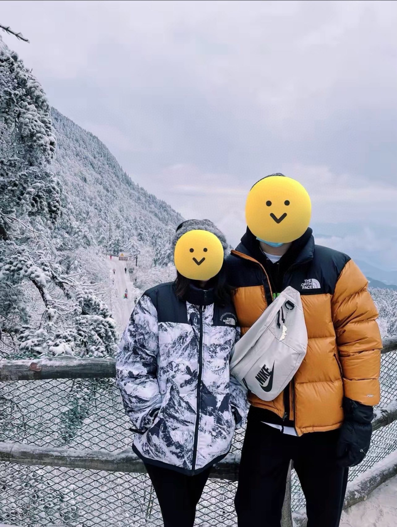 图片[7]-＃暖冬福利 𝐓𝐡𝐞 𝐍𝐨𝐫𝐭𝐡 𝐅𝐚𝐜𝐞 𝐌‘𝐒 𝐋𝐇𝐎𝐓𝐒𝐄 𝐞𝐜𝐨面料版 北面雪山3.0水墨黑白 尺码：XS-2XL 🔝产品介绍： 1️⃣内线距 门筒 用料 里料 织带 扣子等细节处处到位,柔软舒服,定织定染。 2️⃣印花裁片定位，户外梭织运动型纳米科技面料 质感细腻。 3️⃣刺绣采用进口田岛绣花万针刺绣，采用进口7号针，日本女皇绣线，保证每字饱满工、立体感清晰。 4️⃣填充80%白鸭绒，不做任何虚假宣传。保证保暖性的同时，更加轻便。轻松低于零下30多度严寒低温。 4️⃣正品YKK吉田ISO9000拉链，拉动更丝滑流畅，区别市面假YKK。独家定制五金辅料，100%还原ZP。辅料及扣子均采用原版一致铜芯弹簧，非市面铁芯弹簧。 5️⃣高密度户外防水涂层格子面料,高端防跑绒涂鸦里布+380T三防胆布.绝不钻绒（如有钻绒随意换新） 6️⃣经DWR防泼水处理，轻质耐磨防撕裂，更具出色的防风防泼水性能，为户外活动提供属实防护。-选品中心