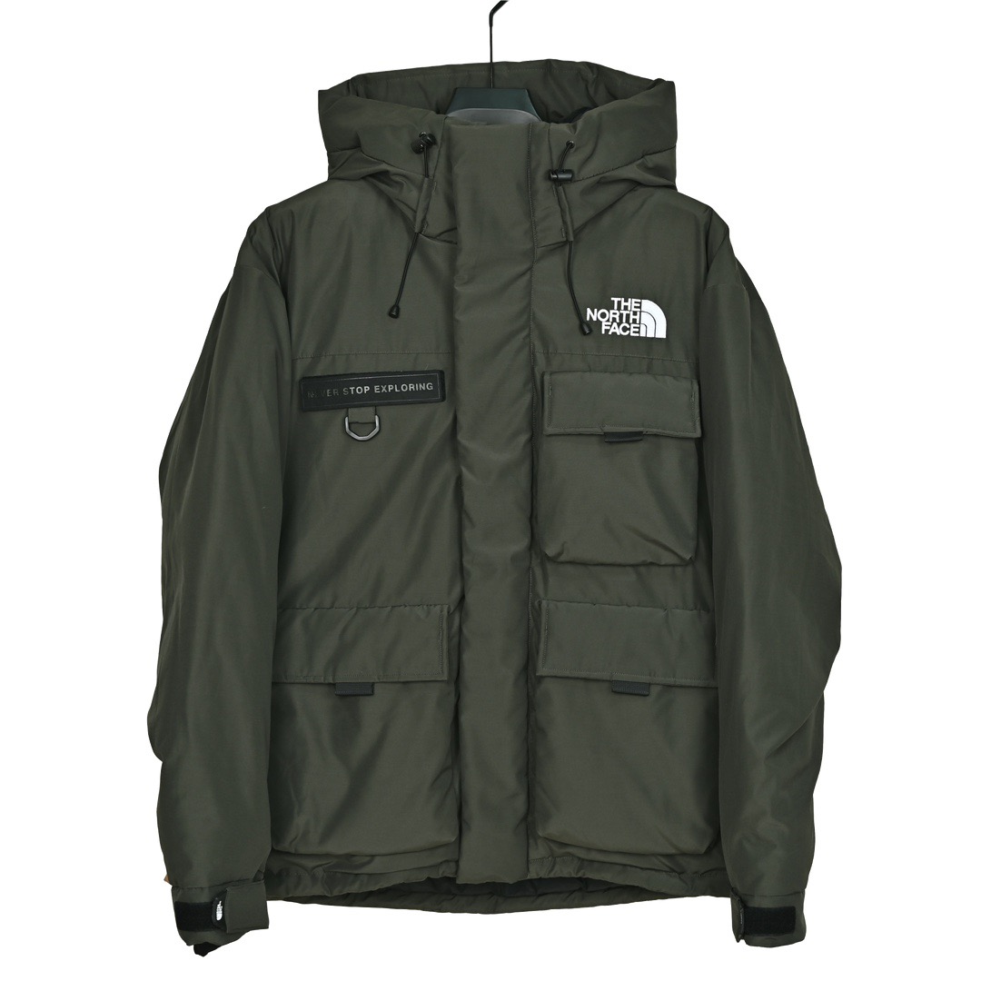 ＃暖冬福利 北面THE NORTH FACE POLAR FW22 纯色Logo徽标多口袋抽绳厚款连帽工装羽绒服冬季 男女同款 申敏儿同款 设计理念： 这款是THE NORTH FACE 巅峰之作，高端于任何一款北面羽绒服，也是户外的登山系列，爆炸厚实，一般是在户外极寒天气穿着，基本上可以抵御零下几十度的严寒了，工艺十分复杂，并非单纯一件羽绒服那么简单，保暖程度不输大鹅，今年冬天一定需要这样一件厚实的过冬。 面料+特点： ✅ 内里填充90%正品一致的进口专用鹅绒，轻便，100%市面最高品质。 ✅ 采用经联盟RDS认证的高品质鹅绒填充，轻便不厚重且压缩后的蓬松度恢复性好。（ R·D·S不含任何不必要的动物伤害生产工序，从550蓬到950蓬不等，压缩性和温度重量也是衡量高品质，高填充度鹅线要指标） ✅单件成品1公斤以上，但是没有任何负重感，超级轻便，鹅绒广泛用于滑雪服，防寒服。 ✅原厂高密度户外防水材质，防风耐磨，防撕裂面料。 ✅ 里布380T最高标准，绝不跑绒，透气性极佳 ✅ 原版辅料五金全部原厂定做，100%还原复刻品质！ ✅多功能口袋，方便使用 ✅内里两侧印有保养清洗说明和衣服解释 ✅胸前贴饰有橡胶徽标logo ✅领口部分有防寒绒布，紧贴头颈，舒适又保暖 ✅ 原版辅料五金全部原厂定做，100%还原复刻品质，背部有内置网口袋 ✅ YKK吉田ISO9000品质顶级ZP拉链 工艺： 宽松版型，上身休闲舒适，为冬季户外提供保暖呵护，保暖性出色，穿着轻便不厚重。防潮,不易变形 ，容易清洁打理等特点，工艺成本极高 尺码：XS S M L XL XXL ​-选品中心