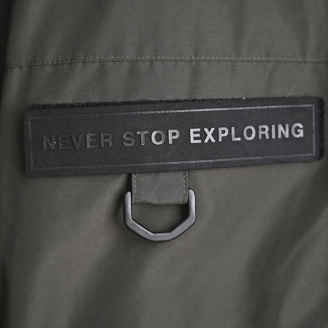 图片[3]-＃暖冬福利 北面THE NORTH FACE POLAR FW22 纯色Logo徽标多口袋抽绳厚款连帽工装羽绒服冬季 男女同款 申敏儿同款 设计理念： 这款是THE NORTH FACE 巅峰之作，高端于任何一款北面羽绒服，也是户外的登山系列，爆炸厚实，一般是在户外极寒天气穿着，基本上可以抵御零下几十度的严寒了，工艺十分复杂，并非单纯一件羽绒服那么简单，保暖程度不输大鹅，今年冬天一定需要这样一件厚实的过冬。 面料+特点： ✅ 内里填充90%正品一致的进口专用鹅绒，轻便，100%市面最高品质。 ✅ 采用经联盟RDS认证的高品质鹅绒填充，轻便不厚重且压缩后的蓬松度恢复性好。（ R·D·S不含任何不必要的动物伤害生产工序，从550蓬到950蓬不等，压缩性和温度重量也是衡量高品质，高填充度鹅线要指标） ✅单件成品1公斤以上，但是没有任何负重感，超级轻便，鹅绒广泛用于滑雪服，防寒服。 ✅原厂高密度户外防水材质，防风耐磨，防撕裂面料。 ✅ 里布380T最高标准，绝不跑绒，透气性极佳 ✅ 原版辅料五金全部原厂定做，100%还原复刻品质！ ✅多功能口袋，方便使用 ✅内里两侧印有保养清洗说明和衣服解释 ✅胸前贴饰有橡胶徽标logo ✅领口部分有防寒绒布，紧贴头颈，舒适又保暖 ✅ 原版辅料五金全部原厂定做，100%还原复刻品质，背部有内置网口袋 ✅ YKK吉田ISO9000品质顶级ZP拉链 工艺： 宽松版型，上身休闲舒适，为冬季户外提供保暖呵护，保暖性出色，穿着轻便不厚重。防潮,不易变形 ，容易清洁打理等特点，工艺成本极高 尺码：XS S M L XL XXL ​-选品中心