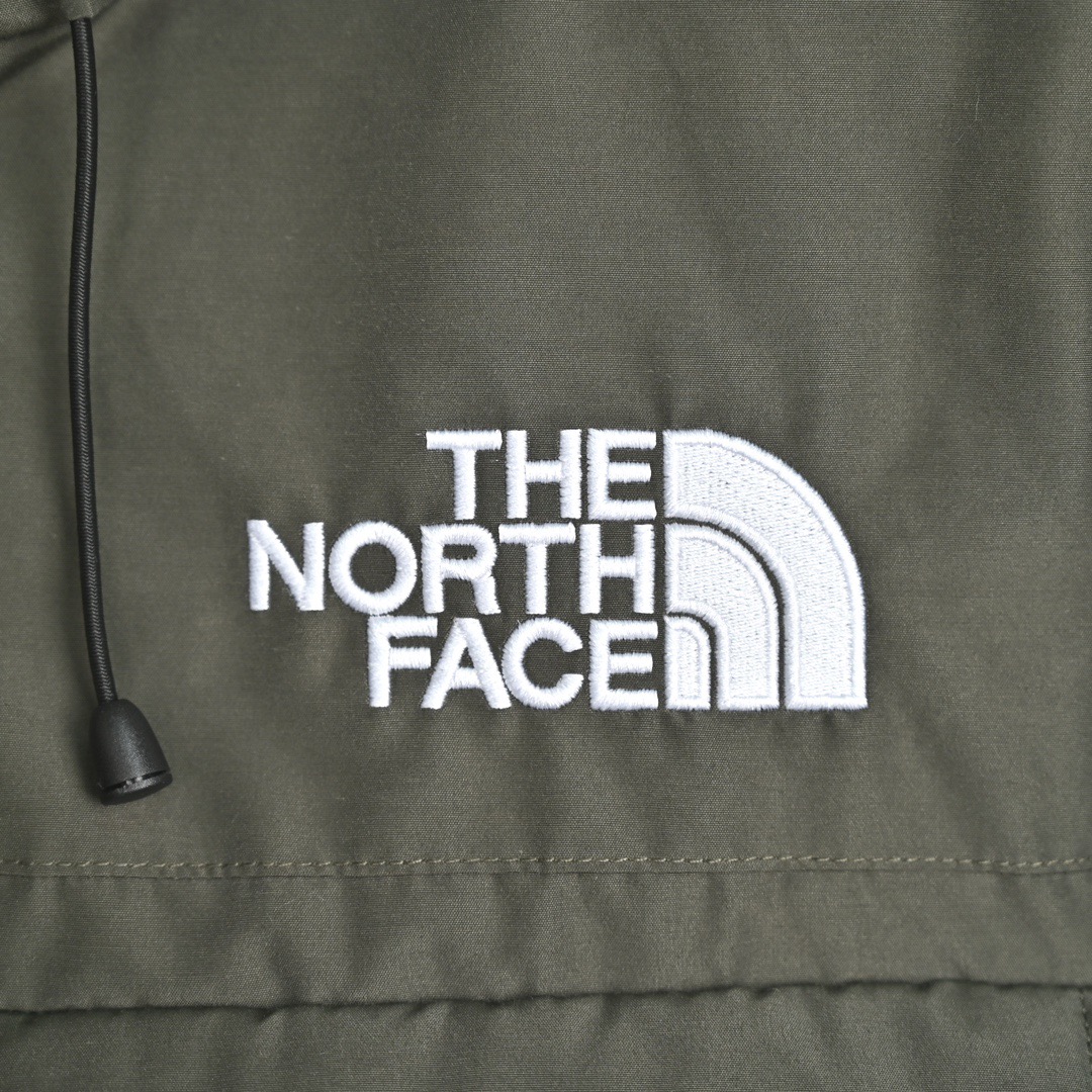 图片[5]-＃暖冬福利 北面THE NORTH FACE POLAR FW22 纯色Logo徽标多口袋抽绳厚款连帽工装羽绒服冬季 男女同款 申敏儿同款 设计理念： 这款是THE NORTH FACE 巅峰之作，高端于任何一款北面羽绒服，也是户外的登山系列，爆炸厚实，一般是在户外极寒天气穿着，基本上可以抵御零下几十度的严寒了，工艺十分复杂，并非单纯一件羽绒服那么简单，保暖程度不输大鹅，今年冬天一定需要这样一件厚实的过冬。 面料+特点： ✅ 内里填充90%正品一致的进口专用鹅绒，轻便，100%市面最高品质。 ✅ 采用经联盟RDS认证的高品质鹅绒填充，轻便不厚重且压缩后的蓬松度恢复性好。（ R·D·S不含任何不必要的动物伤害生产工序，从550蓬到950蓬不等，压缩性和温度重量也是衡量高品质，高填充度鹅线要指标） ✅单件成品1公斤以上，但是没有任何负重感，超级轻便，鹅绒广泛用于滑雪服，防寒服。 ✅原厂高密度户外防水材质，防风耐磨，防撕裂面料。 ✅ 里布380T最高标准，绝不跑绒，透气性极佳 ✅ 原版辅料五金全部原厂定做，100%还原复刻品质！ ✅多功能口袋，方便使用 ✅内里两侧印有保养清洗说明和衣服解释 ✅胸前贴饰有橡胶徽标logo ✅领口部分有防寒绒布，紧贴头颈，舒适又保暖 ✅ 原版辅料五金全部原厂定做，100%还原复刻品质，背部有内置网口袋 ✅ YKK吉田ISO9000品质顶级ZP拉链 工艺： 宽松版型，上身休闲舒适，为冬季户外提供保暖呵护，保暖性出色，穿着轻便不厚重。防潮,不易变形 ，容易清洁打理等特点，工艺成本极高 尺码：XS S M L XL XXL ​-选品中心