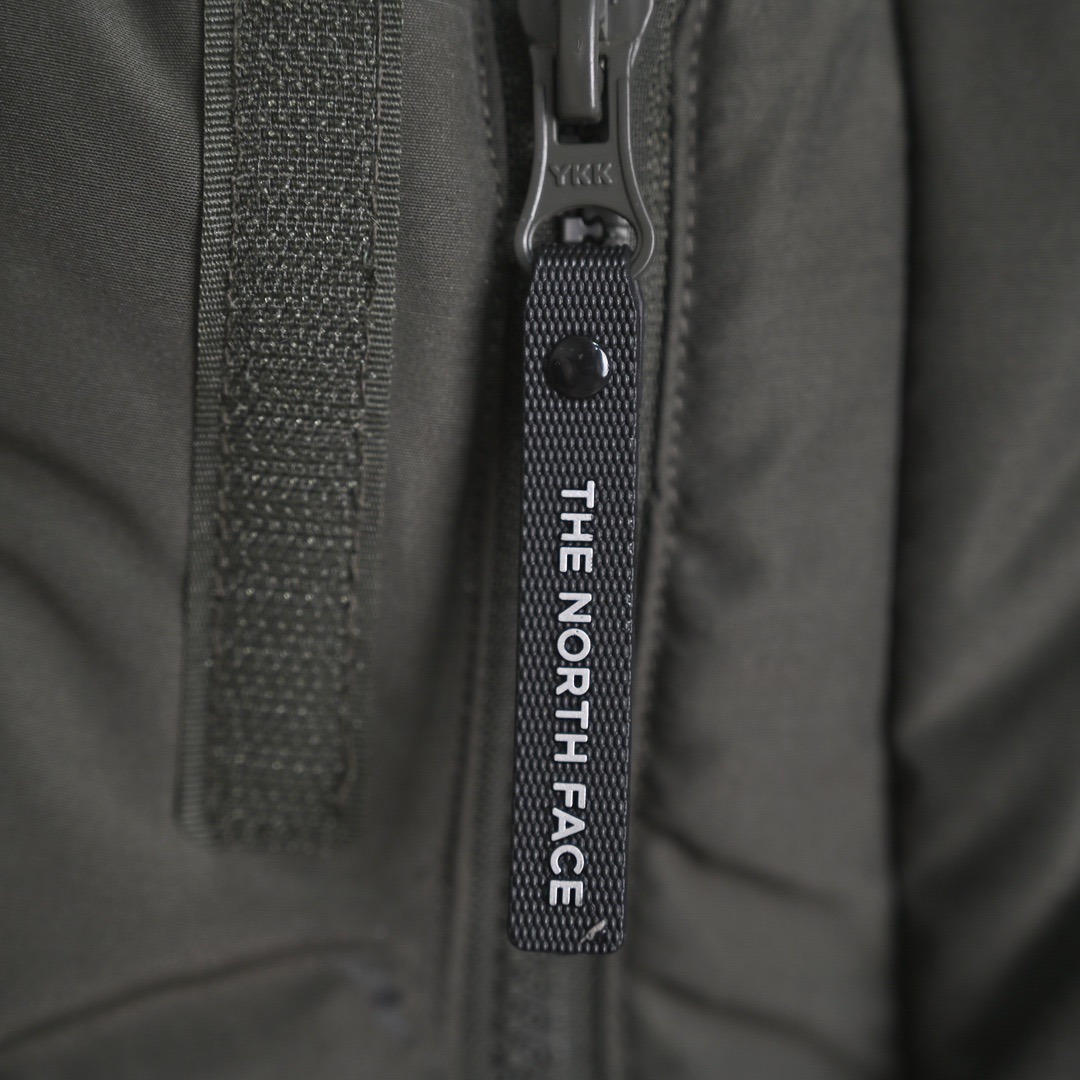 图片[9]-＃暖冬福利 北面THE NORTH FACE POLAR FW22 纯色Logo徽标多口袋抽绳厚款连帽工装羽绒服冬季 男女同款 申敏儿同款 设计理念： 这款是THE NORTH FACE 巅峰之作，高端于任何一款北面羽绒服，也是户外的登山系列，爆炸厚实，一般是在户外极寒天气穿着，基本上可以抵御零下几十度的严寒了，工艺十分复杂，并非单纯一件羽绒服那么简单，保暖程度不输大鹅，今年冬天一定需要这样一件厚实的过冬。 面料+特点： ✅ 内里填充90%正品一致的进口专用鹅绒，轻便，100%市面最高品质。 ✅ 采用经联盟RDS认证的高品质鹅绒填充，轻便不厚重且压缩后的蓬松度恢复性好。（ R·D·S不含任何不必要的动物伤害生产工序，从550蓬到950蓬不等，压缩性和温度重量也是衡量高品质，高填充度鹅线要指标） ✅单件成品1公斤以上，但是没有任何负重感，超级轻便，鹅绒广泛用于滑雪服，防寒服。 ✅原厂高密度户外防水材质，防风耐磨，防撕裂面料。 ✅ 里布380T最高标准，绝不跑绒，透气性极佳 ✅ 原版辅料五金全部原厂定做，100%还原复刻品质！ ✅多功能口袋，方便使用 ✅内里两侧印有保养清洗说明和衣服解释 ✅胸前贴饰有橡胶徽标logo ✅领口部分有防寒绒布，紧贴头颈，舒适又保暖 ✅ 原版辅料五金全部原厂定做，100%还原复刻品质，背部有内置网口袋 ✅ YKK吉田ISO9000品质顶级ZP拉链 工艺： 宽松版型，上身休闲舒适，为冬季户外提供保暖呵护，保暖性出色，穿着轻便不厚重。防潮,不易变形 ，容易清洁打理等特点，工艺成本极高 尺码：XS S M L XL XXL ​-选品中心