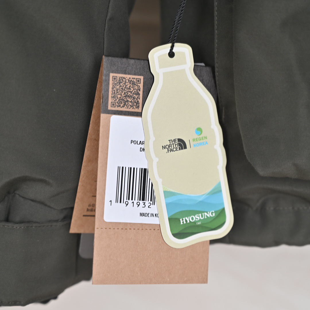 图片[7]-＃暖冬福利 北面THE NORTH FACE POLAR FW22 纯色Logo徽标多口袋抽绳厚款连帽工装羽绒服冬季 男女同款 申敏儿同款 设计理念： 这款是THE NORTH FACE 巅峰之作，高端于任何一款北面羽绒服，也是户外的登山系列，爆炸厚实，一般是在户外极寒天气穿着，基本上可以抵御零下几十度的严寒了，工艺十分复杂，并非单纯一件羽绒服那么简单，保暖程度不输大鹅，今年冬天一定需要这样一件厚实的过冬。 面料+特点： ✅ 内里填充90%正品一致的进口专用鹅绒，轻便，100%市面最高品质。 ✅ 采用经联盟RDS认证的高品质鹅绒填充，轻便不厚重且压缩后的蓬松度恢复性好。（ R·D·S不含任何不必要的动物伤害生产工序，从550蓬到950蓬不等，压缩性和温度重量也是衡量高品质，高填充度鹅线要指标） ✅单件成品1公斤以上，但是没有任何负重感，超级轻便，鹅绒广泛用于滑雪服，防寒服。 ✅原厂高密度户外防水材质，防风耐磨，防撕裂面料。 ✅ 里布380T最高标准，绝不跑绒，透气性极佳 ✅ 原版辅料五金全部原厂定做，100%还原复刻品质！ ✅多功能口袋，方便使用 ✅内里两侧印有保养清洗说明和衣服解释 ✅胸前贴饰有橡胶徽标logo ✅领口部分有防寒绒布，紧贴头颈，舒适又保暖 ✅ 原版辅料五金全部原厂定做，100%还原复刻品质，背部有内置网口袋 ✅ YKK吉田ISO9000品质顶级ZP拉链 工艺： 宽松版型，上身休闲舒适，为冬季户外提供保暖呵护，保暖性出色，穿着轻便不厚重。防潮,不易变形 ，容易清洁打理等特点，工艺成本极高 尺码：XS S M L XL XXL ​-选品中心