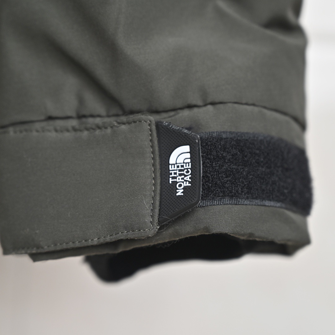 图片[6]-＃暖冬福利 北面THE NORTH FACE POLAR FW22 纯色Logo徽标多口袋抽绳厚款连帽工装羽绒服冬季 男女同款 申敏儿同款 设计理念： 这款是THE NORTH FACE 巅峰之作，高端于任何一款北面羽绒服，也是户外的登山系列，爆炸厚实，一般是在户外极寒天气穿着，基本上可以抵御零下几十度的严寒了，工艺十分复杂，并非单纯一件羽绒服那么简单，保暖程度不输大鹅，今年冬天一定需要这样一件厚实的过冬。 面料+特点： ✅ 内里填充90%正品一致的进口专用鹅绒，轻便，100%市面最高品质。 ✅ 采用经联盟RDS认证的高品质鹅绒填充，轻便不厚重且压缩后的蓬松度恢复性好。（ R·D·S不含任何不必要的动物伤害生产工序，从550蓬到950蓬不等，压缩性和温度重量也是衡量高品质，高填充度鹅线要指标） ✅单件成品1公斤以上，但是没有任何负重感，超级轻便，鹅绒广泛用于滑雪服，防寒服。 ✅原厂高密度户外防水材质，防风耐磨，防撕裂面料。 ✅ 里布380T最高标准，绝不跑绒，透气性极佳 ✅ 原版辅料五金全部原厂定做，100%还原复刻品质！ ✅多功能口袋，方便使用 ✅内里两侧印有保养清洗说明和衣服解释 ✅胸前贴饰有橡胶徽标logo ✅领口部分有防寒绒布，紧贴头颈，舒适又保暖 ✅ 原版辅料五金全部原厂定做，100%还原复刻品质，背部有内置网口袋 ✅ YKK吉田ISO9000品质顶级ZP拉链 工艺： 宽松版型，上身休闲舒适，为冬季户外提供保暖呵护，保暖性出色，穿着轻便不厚重。防潮,不易变形 ，容易清洁打理等特点，工艺成本极高 尺码：XS S M L XL XXL ​-选品中心