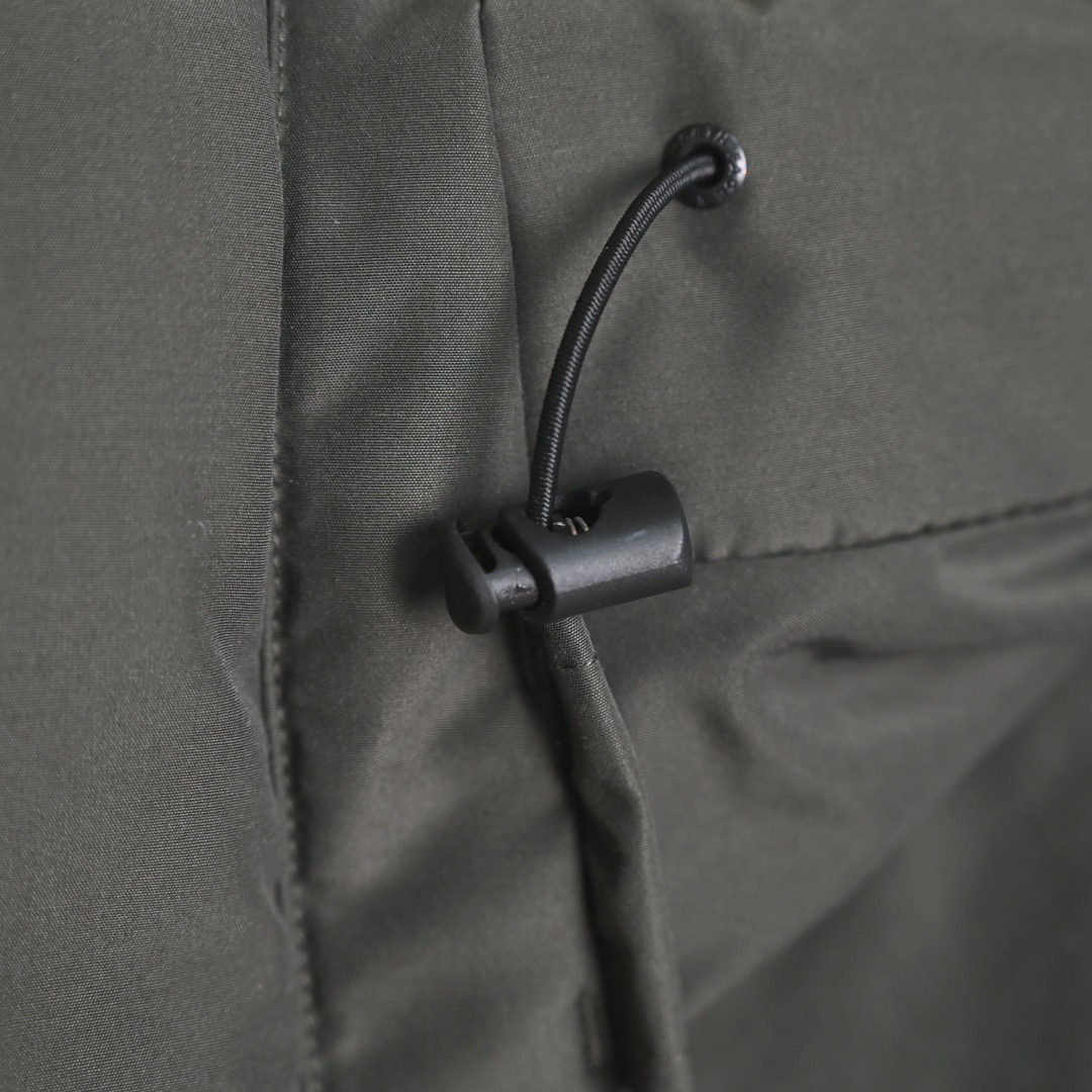 图片[4]-＃暖冬福利 北面THE NORTH FACE POLAR FW22 纯色Logo徽标多口袋抽绳厚款连帽工装羽绒服冬季 男女同款 申敏儿同款 设计理念： 这款是THE NORTH FACE 巅峰之作，高端于任何一款北面羽绒服，也是户外的登山系列，爆炸厚实，一般是在户外极寒天气穿着，基本上可以抵御零下几十度的严寒了，工艺十分复杂，并非单纯一件羽绒服那么简单，保暖程度不输大鹅，今年冬天一定需要这样一件厚实的过冬。 面料+特点： ✅ 内里填充90%正品一致的进口专用鹅绒，轻便，100%市面最高品质。 ✅ 采用经联盟RDS认证的高品质鹅绒填充，轻便不厚重且压缩后的蓬松度恢复性好。（ R·D·S不含任何不必要的动物伤害生产工序，从550蓬到950蓬不等，压缩性和温度重量也是衡量高品质，高填充度鹅线要指标） ✅单件成品1公斤以上，但是没有任何负重感，超级轻便，鹅绒广泛用于滑雪服，防寒服。 ✅原厂高密度户外防水材质，防风耐磨，防撕裂面料。 ✅ 里布380T最高标准，绝不跑绒，透气性极佳 ✅ 原版辅料五金全部原厂定做，100%还原复刻品质！ ✅多功能口袋，方便使用 ✅内里两侧印有保养清洗说明和衣服解释 ✅胸前贴饰有橡胶徽标logo ✅领口部分有防寒绒布，紧贴头颈，舒适又保暖 ✅ 原版辅料五金全部原厂定做，100%还原复刻品质，背部有内置网口袋 ✅ YKK吉田ISO9000品质顶级ZP拉链 工艺： 宽松版型，上身休闲舒适，为冬季户外提供保暖呵护，保暖性出色，穿着轻便不厚重。防潮,不易变形 ，容易清洁打理等特点，工艺成本极高 尺码：XS S M L XL XXL ​-选品中心