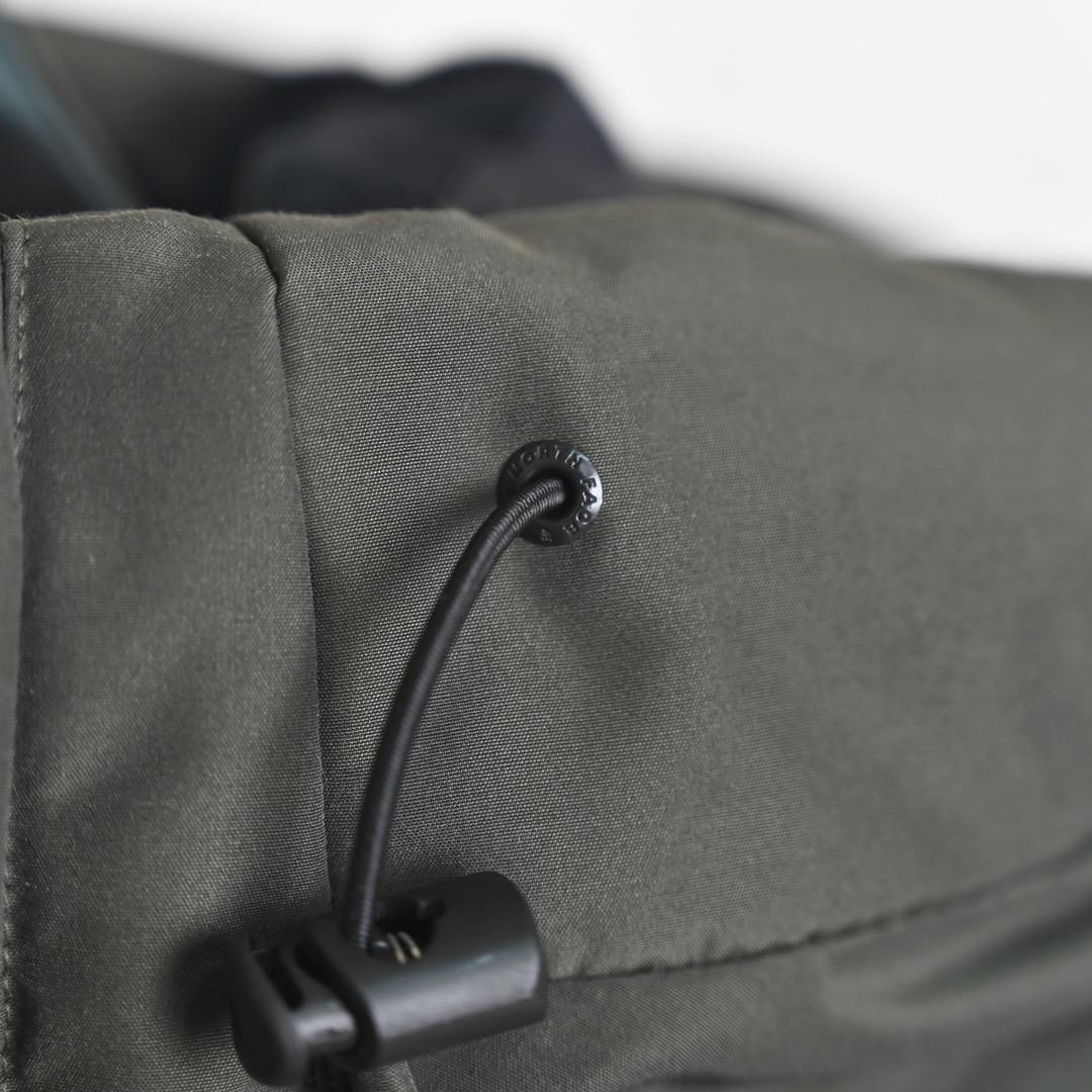 图片[8]-＃暖冬福利 北面THE NORTH FACE POLAR FW22 纯色Logo徽标多口袋抽绳厚款连帽工装羽绒服冬季 男女同款 申敏儿同款 设计理念： 这款是THE NORTH FACE 巅峰之作，高端于任何一款北面羽绒服，也是户外的登山系列，爆炸厚实，一般是在户外极寒天气穿着，基本上可以抵御零下几十度的严寒了，工艺十分复杂，并非单纯一件羽绒服那么简单，保暖程度不输大鹅，今年冬天一定需要这样一件厚实的过冬。 面料+特点： ✅ 内里填充90%正品一致的进口专用鹅绒，轻便，100%市面最高品质。 ✅ 采用经联盟RDS认证的高品质鹅绒填充，轻便不厚重且压缩后的蓬松度恢复性好。（ R·D·S不含任何不必要的动物伤害生产工序，从550蓬到950蓬不等，压缩性和温度重量也是衡量高品质，高填充度鹅线要指标） ✅单件成品1公斤以上，但是没有任何负重感，超级轻便，鹅绒广泛用于滑雪服，防寒服。 ✅原厂高密度户外防水材质，防风耐磨，防撕裂面料。 ✅ 里布380T最高标准，绝不跑绒，透气性极佳 ✅ 原版辅料五金全部原厂定做，100%还原复刻品质！ ✅多功能口袋，方便使用 ✅内里两侧印有保养清洗说明和衣服解释 ✅胸前贴饰有橡胶徽标logo ✅领口部分有防寒绒布，紧贴头颈，舒适又保暖 ✅ 原版辅料五金全部原厂定做，100%还原复刻品质，背部有内置网口袋 ✅ YKK吉田ISO9000品质顶级ZP拉链 工艺： 宽松版型，上身休闲舒适，为冬季户外提供保暖呵护，保暖性出色，穿着轻便不厚重。防潮,不易变形 ，容易清洁打理等特点，工艺成本极高 尺码：XS S M L XL XXL ​-选品中心