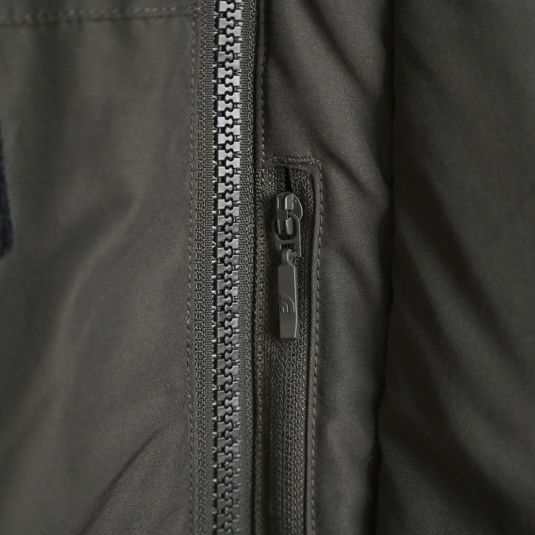 图片[8]-＃暖冬福利 北面THE NORTH FACE POLAR FW22 纯色Logo徽标多口袋抽绳厚款连帽工装羽绒服冬季 男女同款 申敏儿同款 设计理念： 这款是THE NORTH FACE 巅峰之作，高端于任何一款北面羽绒服，也是户外的登山系列，爆炸厚实，一般是在户外极寒天气穿着，基本上可以抵御零下几十度的严寒了，工艺十分复杂，并非单纯一件羽绒服那么简单，保暖程度不输大鹅，今年冬天一定需要这样一件厚实的过冬。 面料+特点： ✅ 内里填充90%正品一致的进口专用鹅绒，轻便，100%市面最高品质。 ✅ 采用经联盟RDS认证的高品质鹅绒填充，轻便不厚重且压缩后的蓬松度恢复性好。（ R·D·S不含任何不必要的动物伤害生产工序，从550蓬到950蓬不等，压缩性和温度重量也是衡量高品质，高填充度鹅线要指标） ✅单件成品1公斤以上，但是没有任何负重感，超级轻便，鹅绒广泛用于滑雪服，防寒服。 ✅原厂高密度户外防水材质，防风耐磨，防撕裂面料。 ✅ 里布380T最高标准，绝不跑绒，透气性极佳 ✅ 原版辅料五金全部原厂定做，100%还原复刻品质！ ✅多功能口袋，方便使用 ✅内里两侧印有保养清洗说明和衣服解释 ✅胸前贴饰有橡胶徽标logo ✅领口部分有防寒绒布，紧贴头颈，舒适又保暖 ✅ 原版辅料五金全部原厂定做，100%还原复刻品质，背部有内置网口袋 ✅ YKK吉田ISO9000品质顶级ZP拉链 工艺： 宽松版型，上身休闲舒适，为冬季户外提供保暖呵护，保暖性出色，穿着轻便不厚重。防潮,不易变形 ，容易清洁打理等特点，工艺成本极高 尺码：XS S M L XL XXL ​-选品中心