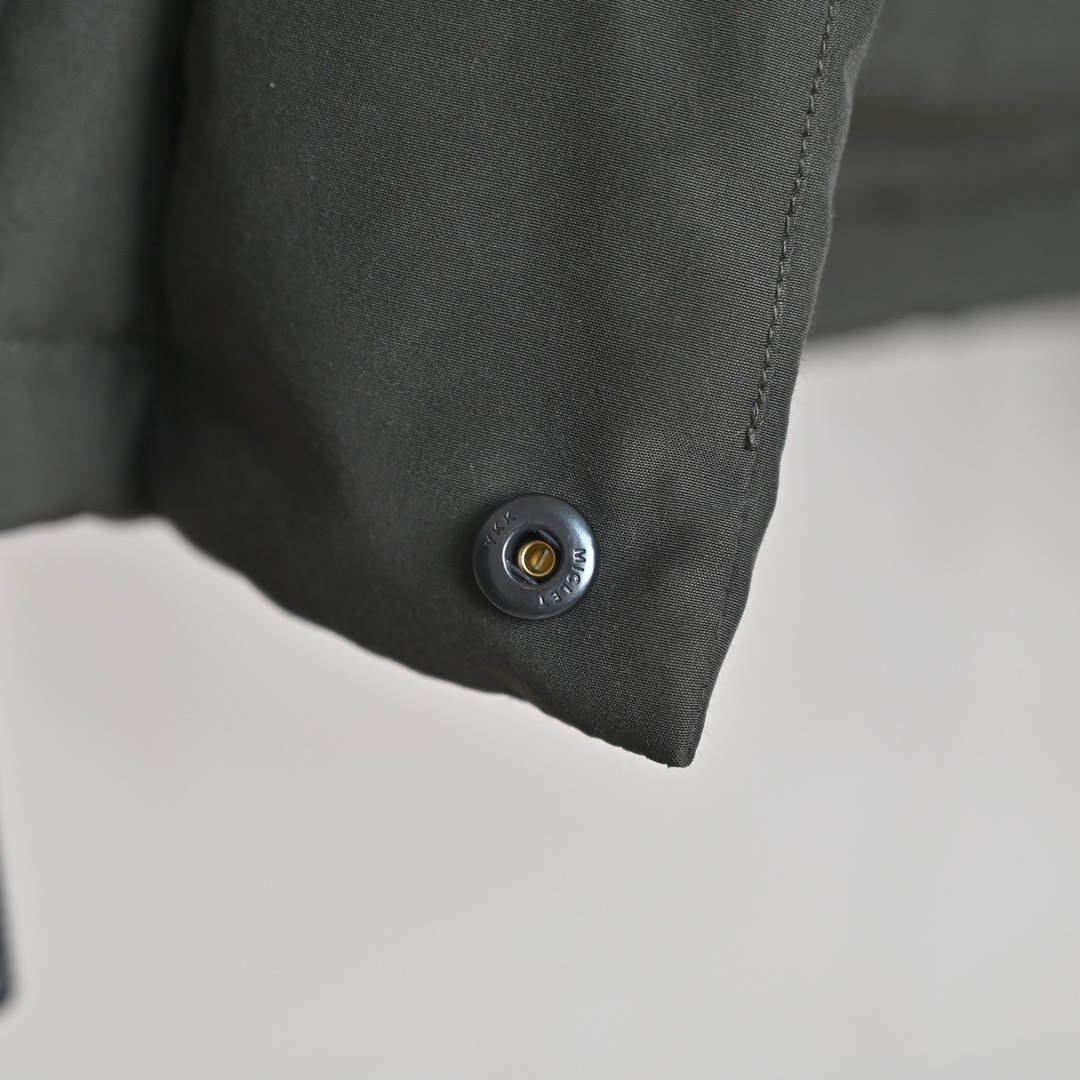 图片[9]-＃暖冬福利 北面THE NORTH FACE POLAR FW22 纯色Logo徽标多口袋抽绳厚款连帽工装羽绒服冬季 男女同款 申敏儿同款 设计理念： 这款是THE NORTH FACE 巅峰之作，高端于任何一款北面羽绒服，也是户外的登山系列，爆炸厚实，一般是在户外极寒天气穿着，基本上可以抵御零下几十度的严寒了，工艺十分复杂，并非单纯一件羽绒服那么简单，保暖程度不输大鹅，今年冬天一定需要这样一件厚实的过冬。 面料+特点： ✅ 内里填充90%正品一致的进口专用鹅绒，轻便，100%市面最高品质。 ✅ 采用经联盟RDS认证的高品质鹅绒填充，轻便不厚重且压缩后的蓬松度恢复性好。（ R·D·S不含任何不必要的动物伤害生产工序，从550蓬到950蓬不等，压缩性和温度重量也是衡量高品质，高填充度鹅线要指标） ✅单件成品1公斤以上，但是没有任何负重感，超级轻便，鹅绒广泛用于滑雪服，防寒服。 ✅原厂高密度户外防水材质，防风耐磨，防撕裂面料。 ✅ 里布380T最高标准，绝不跑绒，透气性极佳 ✅ 原版辅料五金全部原厂定做，100%还原复刻品质！ ✅多功能口袋，方便使用 ✅内里两侧印有保养清洗说明和衣服解释 ✅胸前贴饰有橡胶徽标logo ✅领口部分有防寒绒布，紧贴头颈，舒适又保暖 ✅ 原版辅料五金全部原厂定做，100%还原复刻品质，背部有内置网口袋 ✅ YKK吉田ISO9000品质顶级ZP拉链 工艺： 宽松版型，上身休闲舒适，为冬季户外提供保暖呵护，保暖性出色，穿着轻便不厚重。防潮,不易变形 ，容易清洁打理等特点，工艺成本极高 尺码：XS S M L XL XXL ​-选品中心