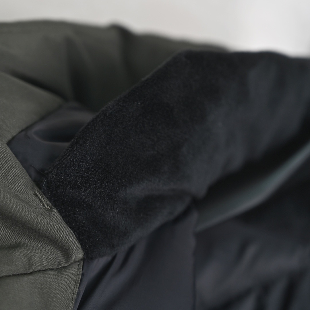 图片[7]-＃暖冬福利 北面THE NORTH FACE POLAR FW22 纯色Logo徽标多口袋抽绳厚款连帽工装羽绒服冬季 男女同款 申敏儿同款 设计理念： 这款是THE NORTH FACE 巅峰之作，高端于任何一款北面羽绒服，也是户外的登山系列，爆炸厚实，一般是在户外极寒天气穿着，基本上可以抵御零下几十度的严寒了，工艺十分复杂，并非单纯一件羽绒服那么简单，保暖程度不输大鹅，今年冬天一定需要这样一件厚实的过冬。 面料+特点： ✅ 内里填充90%正品一致的进口专用鹅绒，轻便，100%市面最高品质。 ✅ 采用经联盟RDS认证的高品质鹅绒填充，轻便不厚重且压缩后的蓬松度恢复性好。（ R·D·S不含任何不必要的动物伤害生产工序，从550蓬到950蓬不等，压缩性和温度重量也是衡量高品质，高填充度鹅线要指标） ✅单件成品1公斤以上，但是没有任何负重感，超级轻便，鹅绒广泛用于滑雪服，防寒服。 ✅原厂高密度户外防水材质，防风耐磨，防撕裂面料。 ✅ 里布380T最高标准，绝不跑绒，透气性极佳 ✅ 原版辅料五金全部原厂定做，100%还原复刻品质！ ✅多功能口袋，方便使用 ✅内里两侧印有保养清洗说明和衣服解释 ✅胸前贴饰有橡胶徽标logo ✅领口部分有防寒绒布，紧贴头颈，舒适又保暖 ✅ 原版辅料五金全部原厂定做，100%还原复刻品质，背部有内置网口袋 ✅ YKK吉田ISO9000品质顶级ZP拉链 工艺： 宽松版型，上身休闲舒适，为冬季户外提供保暖呵护，保暖性出色，穿着轻便不厚重。防潮,不易变形 ，容易清洁打理等特点，工艺成本极高 尺码：XS S M L XL XXL ​-选品中心