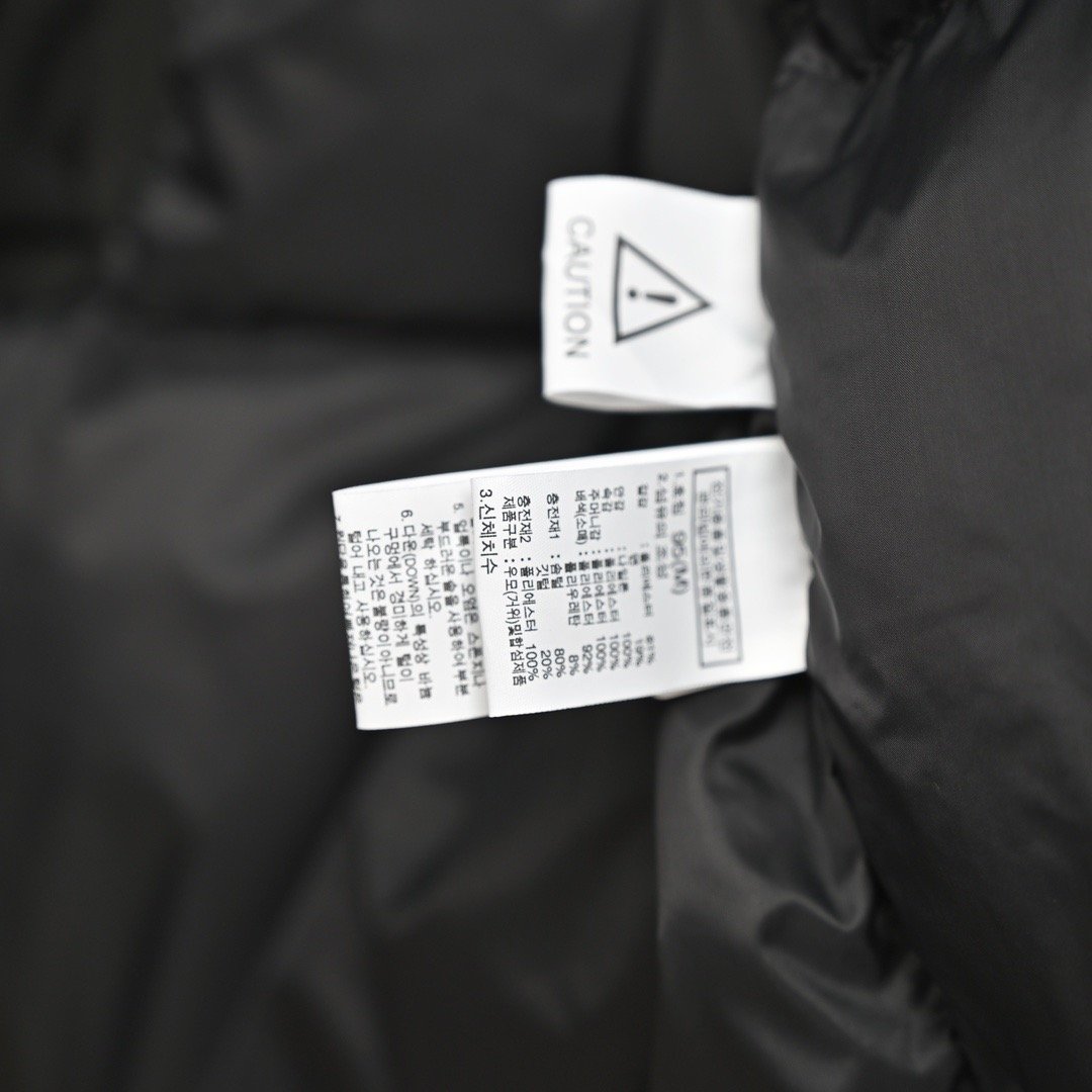 图片[4]-＃暖冬福利 北面THE NORTH FACE POLAR FW22 纯色Logo徽标多口袋抽绳厚款连帽工装羽绒服冬季 男女同款 申敏儿同款 设计理念： 这款是THE NORTH FACE 巅峰之作，高端于任何一款北面羽绒服，也是户外的登山系列，爆炸厚实，一般是在户外极寒天气穿着，基本上可以抵御零下几十度的严寒了，工艺十分复杂，并非单纯一件羽绒服那么简单，保暖程度不输大鹅，今年冬天一定需要这样一件厚实的过冬。 面料+特点： ✅ 内里填充90%正品一致的进口专用鹅绒，轻便，100%市面最高品质。 ✅ 采用经联盟RDS认证的高品质鹅绒填充，轻便不厚重且压缩后的蓬松度恢复性好。（ R·D·S不含任何不必要的动物伤害生产工序，从550蓬到950蓬不等，压缩性和温度重量也是衡量高品质，高填充度鹅线要指标） ✅单件成品1公斤以上，但是没有任何负重感，超级轻便，鹅绒广泛用于滑雪服，防寒服。 ✅原厂高密度户外防水材质，防风耐磨，防撕裂面料。 ✅ 里布380T最高标准，绝不跑绒，透气性极佳 ✅ 原版辅料五金全部原厂定做，100%还原复刻品质！ ✅多功能口袋，方便使用 ✅内里两侧印有保养清洗说明和衣服解释 ✅胸前贴饰有橡胶徽标logo ✅领口部分有防寒绒布，紧贴头颈，舒适又保暖 ✅ 原版辅料五金全部原厂定做，100%还原复刻品质，背部有内置网口袋 ✅ YKK吉田ISO9000品质顶级ZP拉链 工艺： 宽松版型，上身休闲舒适，为冬季户外提供保暖呵护，保暖性出色，穿着轻便不厚重。防潮,不易变形 ，容易清洁打理等特点，工艺成本极高 尺码：XS S M L XL XXL ​-选品中心