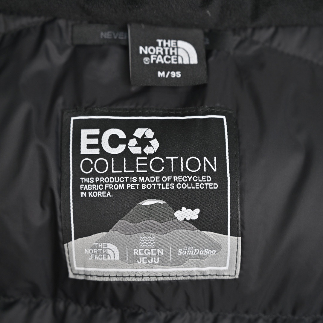 图片[5]-＃暖冬福利 北面THE NORTH FACE POLAR FW22 纯色Logo徽标多口袋抽绳厚款连帽工装羽绒服冬季 男女同款 申敏儿同款 设计理念： 这款是THE NORTH FACE 巅峰之作，高端于任何一款北面羽绒服，也是户外的登山系列，爆炸厚实，一般是在户外极寒天气穿着，基本上可以抵御零下几十度的严寒了，工艺十分复杂，并非单纯一件羽绒服那么简单，保暖程度不输大鹅，今年冬天一定需要这样一件厚实的过冬。 面料+特点： ✅ 内里填充90%正品一致的进口专用鹅绒，轻便，100%市面最高品质。 ✅ 采用经联盟RDS认证的高品质鹅绒填充，轻便不厚重且压缩后的蓬松度恢复性好。（ R·D·S不含任何不必要的动物伤害生产工序，从550蓬到950蓬不等，压缩性和温度重量也是衡量高品质，高填充度鹅线要指标） ✅单件成品1公斤以上，但是没有任何负重感，超级轻便，鹅绒广泛用于滑雪服，防寒服。 ✅原厂高密度户外防水材质，防风耐磨，防撕裂面料。 ✅ 里布380T最高标准，绝不跑绒，透气性极佳 ✅ 原版辅料五金全部原厂定做，100%还原复刻品质！ ✅多功能口袋，方便使用 ✅内里两侧印有保养清洗说明和衣服解释 ✅胸前贴饰有橡胶徽标logo ✅领口部分有防寒绒布，紧贴头颈，舒适又保暖 ✅ 原版辅料五金全部原厂定做，100%还原复刻品质，背部有内置网口袋 ✅ YKK吉田ISO9000品质顶级ZP拉链 工艺： 宽松版型，上身休闲舒适，为冬季户外提供保暖呵护，保暖性出色，穿着轻便不厚重。防潮,不易变形 ，容易清洁打理等特点，工艺成本极高 尺码：XS S M L XL XXL ​-选品中心