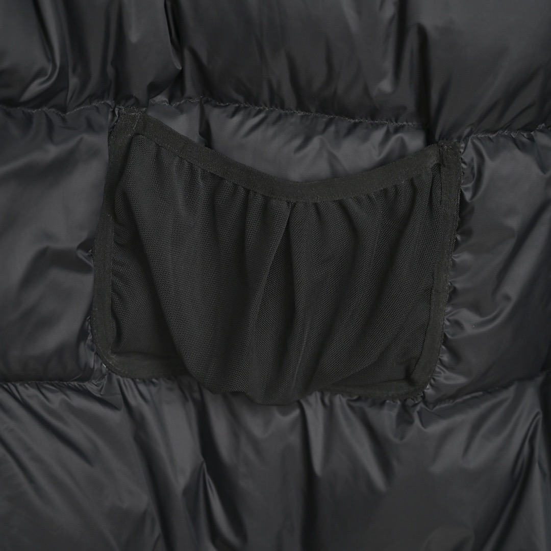 图片[3]-＃暖冬福利 北面THE NORTH FACE POLAR FW22 纯色Logo徽标多口袋抽绳厚款连帽工装羽绒服冬季 男女同款 申敏儿同款 设计理念： 这款是THE NORTH FACE 巅峰之作，高端于任何一款北面羽绒服，也是户外的登山系列，爆炸厚实，一般是在户外极寒天气穿着，基本上可以抵御零下几十度的严寒了，工艺十分复杂，并非单纯一件羽绒服那么简单，保暖程度不输大鹅，今年冬天一定需要这样一件厚实的过冬。 面料+特点： ✅ 内里填充90%正品一致的进口专用鹅绒，轻便，100%市面最高品质。 ✅ 采用经联盟RDS认证的高品质鹅绒填充，轻便不厚重且压缩后的蓬松度恢复性好。（ R·D·S不含任何不必要的动物伤害生产工序，从550蓬到950蓬不等，压缩性和温度重量也是衡量高品质，高填充度鹅线要指标） ✅单件成品1公斤以上，但是没有任何负重感，超级轻便，鹅绒广泛用于滑雪服，防寒服。 ✅原厂高密度户外防水材质，防风耐磨，防撕裂面料。 ✅ 里布380T最高标准，绝不跑绒，透气性极佳 ✅ 原版辅料五金全部原厂定做，100%还原复刻品质！ ✅多功能口袋，方便使用 ✅内里两侧印有保养清洗说明和衣服解释 ✅胸前贴饰有橡胶徽标logo ✅领口部分有防寒绒布，紧贴头颈，舒适又保暖 ✅ 原版辅料五金全部原厂定做，100%还原复刻品质，背部有内置网口袋 ✅ YKK吉田ISO9000品质顶级ZP拉链 工艺： 宽松版型，上身休闲舒适，为冬季户外提供保暖呵护，保暖性出色，穿着轻便不厚重。防潮,不易变形 ，容易清洁打理等特点，工艺成本极高 尺码：XS S M L XL XXL ​-选品中心