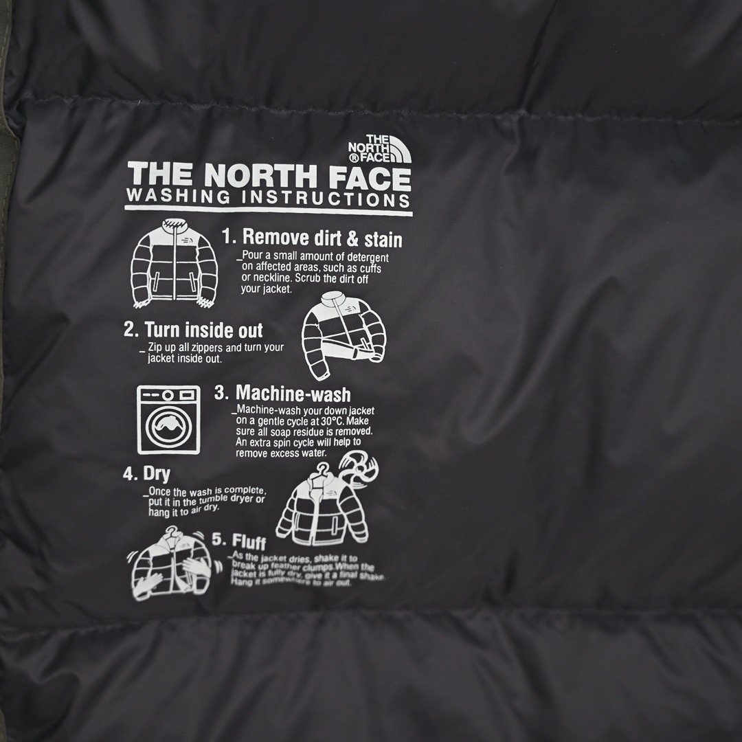 图片[2]-＃暖冬福利 北面THE NORTH FACE POLAR FW22 纯色Logo徽标多口袋抽绳厚款连帽工装羽绒服冬季 男女同款 申敏儿同款 设计理念： 这款是THE NORTH FACE 巅峰之作，高端于任何一款北面羽绒服，也是户外的登山系列，爆炸厚实，一般是在户外极寒天气穿着，基本上可以抵御零下几十度的严寒了，工艺十分复杂，并非单纯一件羽绒服那么简单，保暖程度不输大鹅，今年冬天一定需要这样一件厚实的过冬。 面料+特点： ✅ 内里填充90%正品一致的进口专用鹅绒，轻便，100%市面最高品质。 ✅ 采用经联盟RDS认证的高品质鹅绒填充，轻便不厚重且压缩后的蓬松度恢复性好。（ R·D·S不含任何不必要的动物伤害生产工序，从550蓬到950蓬不等，压缩性和温度重量也是衡量高品质，高填充度鹅线要指标） ✅单件成品1公斤以上，但是没有任何负重感，超级轻便，鹅绒广泛用于滑雪服，防寒服。 ✅原厂高密度户外防水材质，防风耐磨，防撕裂面料。 ✅ 里布380T最高标准，绝不跑绒，透气性极佳 ✅ 原版辅料五金全部原厂定做，100%还原复刻品质！ ✅多功能口袋，方便使用 ✅内里两侧印有保养清洗说明和衣服解释 ✅胸前贴饰有橡胶徽标logo ✅领口部分有防寒绒布，紧贴头颈，舒适又保暖 ✅ 原版辅料五金全部原厂定做，100%还原复刻品质，背部有内置网口袋 ✅ YKK吉田ISO9000品质顶级ZP拉链 工艺： 宽松版型，上身休闲舒适，为冬季户外提供保暖呵护，保暖性出色，穿着轻便不厚重。防潮,不易变形 ，容易清洁打理等特点，工艺成本极高 尺码：XS S M L XL XXL ​-选品中心