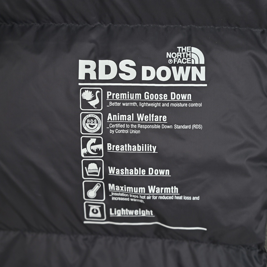 ＃暖冬福利 北面THE NORTH FACE POLAR FW22 纯色Logo徽标多口袋抽绳厚款连帽工装羽绒服冬季 男女同款 申敏儿同款 设计理念： 这款是THE NORTH FACE 巅峰之作，高端于任何一款北面羽绒服，也是户外的登山系列，爆炸厚实，一般是在户外极寒天气穿着，基本上可以抵御零下几十度的严寒了，工艺十分复杂，并非单纯一件羽绒服那么简单，保暖程度不输大鹅，今年冬天一定需要这样一件厚实的过冬。 面料+特点： ✅ 内里填充90%正品一致的进口专用鹅绒，轻便，100%市面最高品质。 ✅ 采用经联盟RDS认证的高品质鹅绒填充，轻便不厚重且压缩后的蓬松度恢复性好。（ R·D·S不含任何不必要的动物伤害生产工序，从550蓬到950蓬不等，压缩性和温度重量也是衡量高品质，高填充度鹅线要指标） ✅单件成品1公斤以上，但是没有任何负重感，超级轻便，鹅绒广泛用于滑雪服，防寒服。 ✅原厂高密度户外防水材质，防风耐磨，防撕裂面料。 ✅ 里布380T最高标准，绝不跑绒，透气性极佳 ✅ 原版辅料五金全部原厂定做，100%还原复刻品质！ ✅多功能口袋，方便使用 ✅内里两侧印有保养清洗说明和衣服解释 ✅胸前贴饰有橡胶徽标logo ✅领口部分有防寒绒布，紧贴头颈，舒适又保暖 ✅ 原版辅料五金全部原厂定做，100%还原复刻品质，背部有内置网口袋 ✅ YKK吉田ISO9000品质顶级ZP拉链 工艺： 宽松版型，上身休闲舒适，为冬季户外提供保暖呵护，保暖性出色，穿着轻便不厚重。防潮,不易变形 ，容易清洁打理等特点，工艺成本极高 尺码：XS S M L XL XXL ​-选品中心