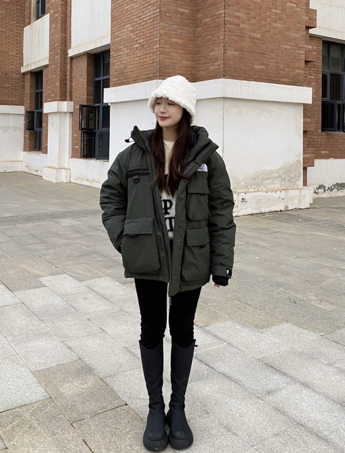 ＃暖冬福利 北面THE NORTH FACE POLAR FW22 纯色Logo徽标多口袋抽绳厚款连帽工装羽绒服冬季 男女同款 申敏儿同款 设计理念： 这款是THE NORTH FACE 巅峰之作，高端于任何一款北面羽绒服，也是户外的登山系列，爆炸厚实，一般是在户外极寒天气穿着，基本上可以抵御零下几十度的严寒了，工艺十分复杂，并非单纯一件羽绒服那么简单，保暖程度不输大鹅，今年冬天一定需要这样一件厚实的过冬。 面料+特点： ✅ 内里填充90%正品一致的进口专用鹅绒，轻便，100%市面最高品质。 ✅ 采用经联盟RDS认证的高品质鹅绒填充，轻便不厚重且压缩后的蓬松度恢复性好。（ R·D·S不含任何不必要的动物伤害生产工序，从550蓬到950蓬不等，压缩性和温度重量也是衡量高品质，高填充度鹅线要指标） ✅单件成品1公斤以上，但是没有任何负重感，超级轻便，鹅绒广泛用于滑雪服，防寒服。 ✅原厂高密度户外防水材质，防风耐磨，防撕裂面料。 ✅ 里布380T最高标准，绝不跑绒，透气性极佳 ✅ 原版辅料五金全部原厂定做，100%还原复刻品质！ ✅多功能口袋，方便使用 ✅内里两侧印有保养清洗说明和衣服解释 ✅胸前贴饰有橡胶徽标logo ✅领口部分有防寒绒布，紧贴头颈，舒适又保暖 ✅ 原版辅料五金全部原厂定做，100%还原复刻品质，背部有内置网口袋 ✅ YKK吉田ISO9000品质顶级ZP拉链 工艺： 宽松版型，上身休闲舒适，为冬季户外提供保暖呵护，保暖性出色，穿着轻便不厚重。防潮,不易变形 ，容易清洁打理等特点，工艺成本极高 尺码：XS S M L XL XXL ​-选品中心