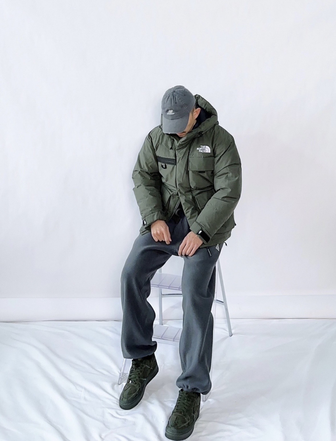图片[9]-＃暖冬福利 北面THE NORTH FACE POLAR FW22 纯色Logo徽标多口袋抽绳厚款连帽工装羽绒服冬季 男女同款 申敏儿同款 设计理念： 这款是THE NORTH FACE 巅峰之作，高端于任何一款北面羽绒服，也是户外的登山系列，爆炸厚实，一般是在户外极寒天气穿着，基本上可以抵御零下几十度的严寒了，工艺十分复杂，并非单纯一件羽绒服那么简单，保暖程度不输大鹅，今年冬天一定需要这样一件厚实的过冬。 面料+特点： ✅ 内里填充90%正品一致的进口专用鹅绒，轻便，100%市面最高品质。 ✅ 采用经联盟RDS认证的高品质鹅绒填充，轻便不厚重且压缩后的蓬松度恢复性好。（ R·D·S不含任何不必要的动物伤害生产工序，从550蓬到950蓬不等，压缩性和温度重量也是衡量高品质，高填充度鹅线要指标） ✅单件成品1公斤以上，但是没有任何负重感，超级轻便，鹅绒广泛用于滑雪服，防寒服。 ✅原厂高密度户外防水材质，防风耐磨，防撕裂面料。 ✅ 里布380T最高标准，绝不跑绒，透气性极佳 ✅ 原版辅料五金全部原厂定做，100%还原复刻品质！ ✅多功能口袋，方便使用 ✅内里两侧印有保养清洗说明和衣服解释 ✅胸前贴饰有橡胶徽标logo ✅领口部分有防寒绒布，紧贴头颈，舒适又保暖 ✅ 原版辅料五金全部原厂定做，100%还原复刻品质，背部有内置网口袋 ✅ YKK吉田ISO9000品质顶级ZP拉链 工艺： 宽松版型，上身休闲舒适，为冬季户外提供保暖呵护，保暖性出色，穿着轻便不厚重。防潮,不易变形 ，容易清洁打理等特点，工艺成本极高 尺码：XS S M L XL XXL ​-选品中心