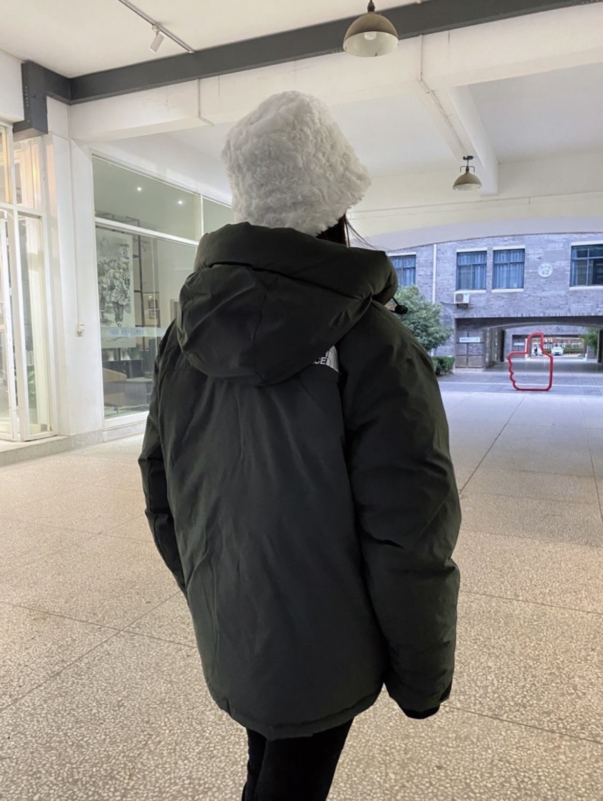 图片[4]-＃暖冬福利 北面THE NORTH FACE POLAR FW22 纯色Logo徽标多口袋抽绳厚款连帽工装羽绒服冬季 男女同款 申敏儿同款 设计理念： 这款是THE NORTH FACE 巅峰之作，高端于任何一款北面羽绒服，也是户外的登山系列，爆炸厚实，一般是在户外极寒天气穿着，基本上可以抵御零下几十度的严寒了，工艺十分复杂，并非单纯一件羽绒服那么简单，保暖程度不输大鹅，今年冬天一定需要这样一件厚实的过冬。 面料+特点： ✅ 内里填充90%正品一致的进口专用鹅绒，轻便，100%市面最高品质。 ✅ 采用经联盟RDS认证的高品质鹅绒填充，轻便不厚重且压缩后的蓬松度恢复性好。（ R·D·S不含任何不必要的动物伤害生产工序，从550蓬到950蓬不等，压缩性和温度重量也是衡量高品质，高填充度鹅线要指标） ✅单件成品1公斤以上，但是没有任何负重感，超级轻便，鹅绒广泛用于滑雪服，防寒服。 ✅原厂高密度户外防水材质，防风耐磨，防撕裂面料。 ✅ 里布380T最高标准，绝不跑绒，透气性极佳 ✅ 原版辅料五金全部原厂定做，100%还原复刻品质！ ✅多功能口袋，方便使用 ✅内里两侧印有保养清洗说明和衣服解释 ✅胸前贴饰有橡胶徽标logo ✅领口部分有防寒绒布，紧贴头颈，舒适又保暖 ✅ 原版辅料五金全部原厂定做，100%还原复刻品质，背部有内置网口袋 ✅ YKK吉田ISO9000品质顶级ZP拉链 工艺： 宽松版型，上身休闲舒适，为冬季户外提供保暖呵护，保暖性出色，穿着轻便不厚重。防潮,不易变形 ，容易清洁打理等特点，工艺成本极高 尺码：XS S M L XL XXL ​-选品中心