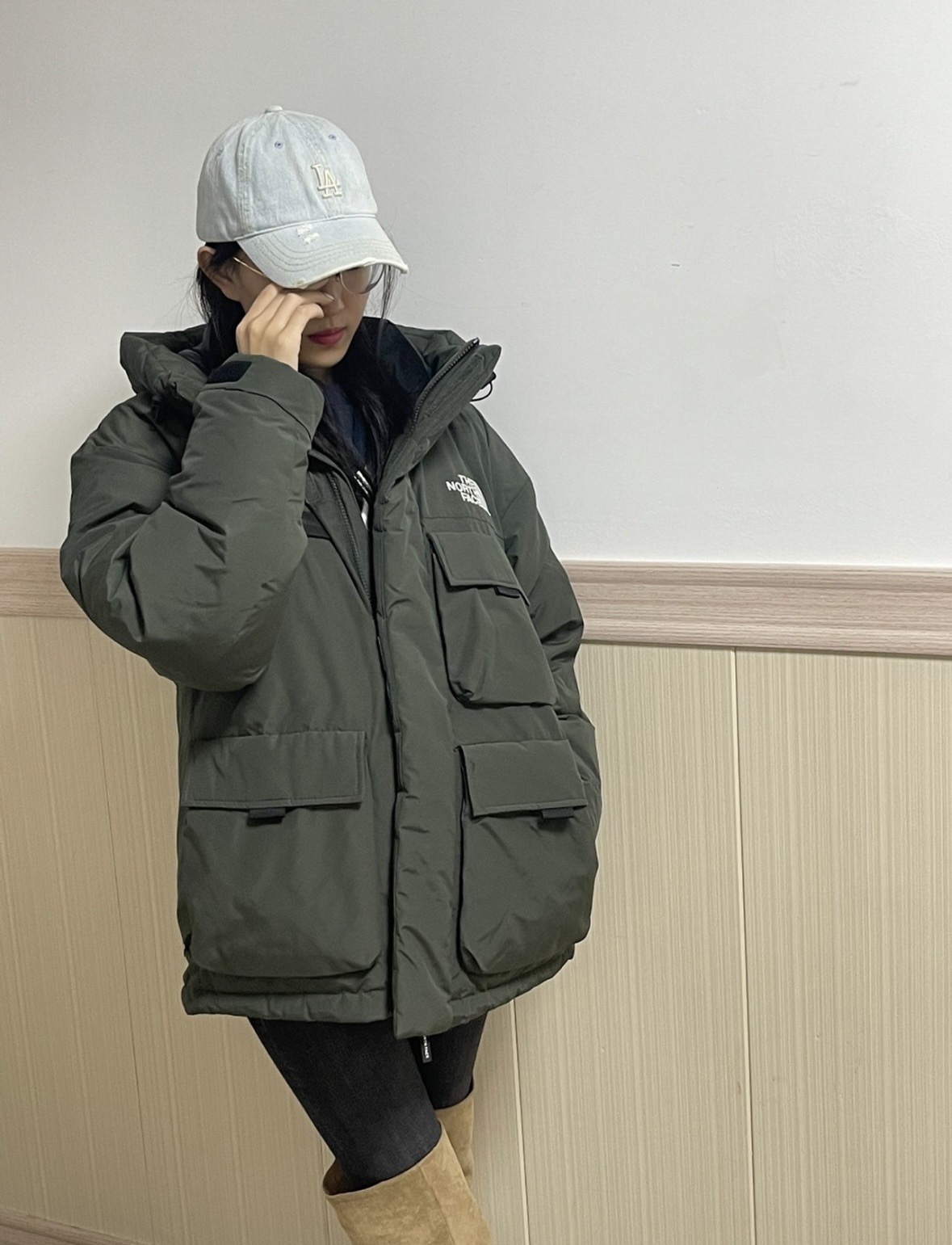 图片[7]-＃暖冬福利 北面THE NORTH FACE POLAR FW22 纯色Logo徽标多口袋抽绳厚款连帽工装羽绒服冬季 男女同款 申敏儿同款 设计理念： 这款是THE NORTH FACE 巅峰之作，高端于任何一款北面羽绒服，也是户外的登山系列，爆炸厚实，一般是在户外极寒天气穿着，基本上可以抵御零下几十度的严寒了，工艺十分复杂，并非单纯一件羽绒服那么简单，保暖程度不输大鹅，今年冬天一定需要这样一件厚实的过冬。 面料+特点： ✅ 内里填充90%正品一致的进口专用鹅绒，轻便，100%市面最高品质。 ✅ 采用经联盟RDS认证的高品质鹅绒填充，轻便不厚重且压缩后的蓬松度恢复性好。（ R·D·S不含任何不必要的动物伤害生产工序，从550蓬到950蓬不等，压缩性和温度重量也是衡量高品质，高填充度鹅线要指标） ✅单件成品1公斤以上，但是没有任何负重感，超级轻便，鹅绒广泛用于滑雪服，防寒服。 ✅原厂高密度户外防水材质，防风耐磨，防撕裂面料。 ✅ 里布380T最高标准，绝不跑绒，透气性极佳 ✅ 原版辅料五金全部原厂定做，100%还原复刻品质！ ✅多功能口袋，方便使用 ✅内里两侧印有保养清洗说明和衣服解释 ✅胸前贴饰有橡胶徽标logo ✅领口部分有防寒绒布，紧贴头颈，舒适又保暖 ✅ 原版辅料五金全部原厂定做，100%还原复刻品质，背部有内置网口袋 ✅ YKK吉田ISO9000品质顶级ZP拉链 工艺： 宽松版型，上身休闲舒适，为冬季户外提供保暖呵护，保暖性出色，穿着轻便不厚重。防潮,不易变形 ，容易清洁打理等特点，工艺成本极高 尺码：XS S M L XL XXL ​-选品中心