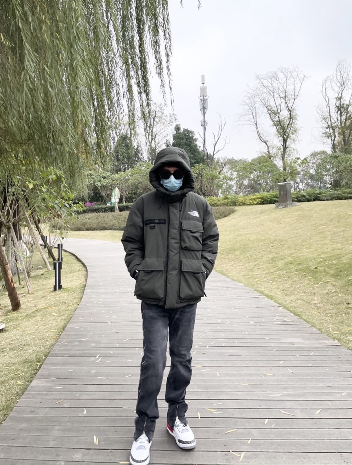 图片[8]-＃暖冬福利 北面THE NORTH FACE POLAR FW22 纯色Logo徽标多口袋抽绳厚款连帽工装羽绒服冬季 男女同款 申敏儿同款 设计理念： 这款是THE NORTH FACE 巅峰之作，高端于任何一款北面羽绒服，也是户外的登山系列，爆炸厚实，一般是在户外极寒天气穿着，基本上可以抵御零下几十度的严寒了，工艺十分复杂，并非单纯一件羽绒服那么简单，保暖程度不输大鹅，今年冬天一定需要这样一件厚实的过冬。 面料+特点： ✅ 内里填充90%正品一致的进口专用鹅绒，轻便，100%市面最高品质。 ✅ 采用经联盟RDS认证的高品质鹅绒填充，轻便不厚重且压缩后的蓬松度恢复性好。（ R·D·S不含任何不必要的动物伤害生产工序，从550蓬到950蓬不等，压缩性和温度重量也是衡量高品质，高填充度鹅线要指标） ✅单件成品1公斤以上，但是没有任何负重感，超级轻便，鹅绒广泛用于滑雪服，防寒服。 ✅原厂高密度户外防水材质，防风耐磨，防撕裂面料。 ✅ 里布380T最高标准，绝不跑绒，透气性极佳 ✅ 原版辅料五金全部原厂定做，100%还原复刻品质！ ✅多功能口袋，方便使用 ✅内里两侧印有保养清洗说明和衣服解释 ✅胸前贴饰有橡胶徽标logo ✅领口部分有防寒绒布，紧贴头颈，舒适又保暖 ✅ 原版辅料五金全部原厂定做，100%还原复刻品质，背部有内置网口袋 ✅ YKK吉田ISO9000品质顶级ZP拉链 工艺： 宽松版型，上身休闲舒适，为冬季户外提供保暖呵护，保暖性出色，穿着轻便不厚重。防潮,不易变形 ，容易清洁打理等特点，工艺成本极高 尺码：XS S M L XL XXL ​-选品中心