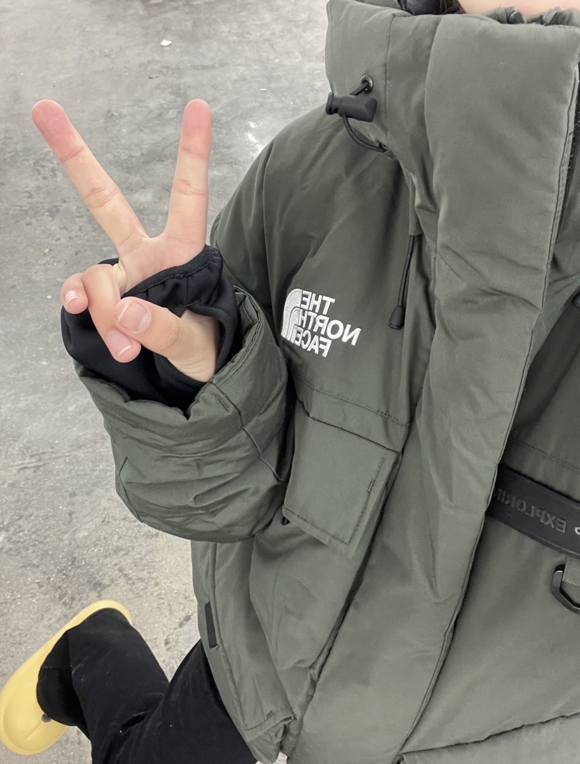 图片[5]-＃暖冬福利 北面THE NORTH FACE POLAR FW22 纯色Logo徽标多口袋抽绳厚款连帽工装羽绒服冬季 男女同款 申敏儿同款 设计理念： 这款是THE NORTH FACE 巅峰之作，高端于任何一款北面羽绒服，也是户外的登山系列，爆炸厚实，一般是在户外极寒天气穿着，基本上可以抵御零下几十度的严寒了，工艺十分复杂，并非单纯一件羽绒服那么简单，保暖程度不输大鹅，今年冬天一定需要这样一件厚实的过冬。 面料+特点： ✅ 内里填充90%正品一致的进口专用鹅绒，轻便，100%市面最高品质。 ✅ 采用经联盟RDS认证的高品质鹅绒填充，轻便不厚重且压缩后的蓬松度恢复性好。（ R·D·S不含任何不必要的动物伤害生产工序，从550蓬到950蓬不等，压缩性和温度重量也是衡量高品质，高填充度鹅线要指标） ✅单件成品1公斤以上，但是没有任何负重感，超级轻便，鹅绒广泛用于滑雪服，防寒服。 ✅原厂高密度户外防水材质，防风耐磨，防撕裂面料。 ✅ 里布380T最高标准，绝不跑绒，透气性极佳 ✅ 原版辅料五金全部原厂定做，100%还原复刻品质！ ✅多功能口袋，方便使用 ✅内里两侧印有保养清洗说明和衣服解释 ✅胸前贴饰有橡胶徽标logo ✅领口部分有防寒绒布，紧贴头颈，舒适又保暖 ✅ 原版辅料五金全部原厂定做，100%还原复刻品质，背部有内置网口袋 ✅ YKK吉田ISO9000品质顶级ZP拉链 工艺： 宽松版型，上身休闲舒适，为冬季户外提供保暖呵护，保暖性出色，穿着轻便不厚重。防潮,不易变形 ，容易清洁打理等特点，工艺成本极高 尺码：XS S M L XL XXL ​-选品中心