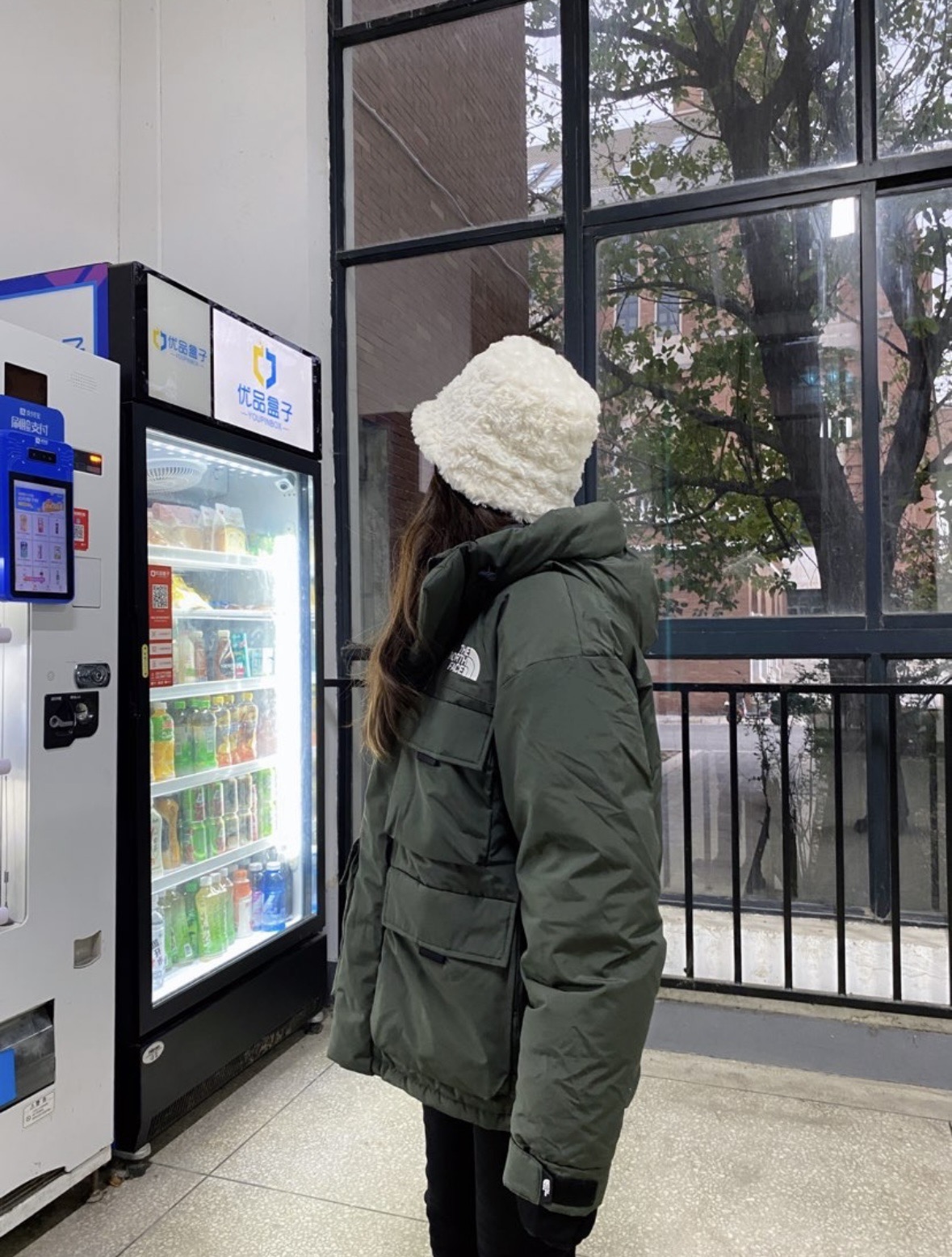 图片[2]-＃暖冬福利 北面THE NORTH FACE POLAR FW22 纯色Logo徽标多口袋抽绳厚款连帽工装羽绒服冬季 男女同款 申敏儿同款 设计理念： 这款是THE NORTH FACE 巅峰之作，高端于任何一款北面羽绒服，也是户外的登山系列，爆炸厚实，一般是在户外极寒天气穿着，基本上可以抵御零下几十度的严寒了，工艺十分复杂，并非单纯一件羽绒服那么简单，保暖程度不输大鹅，今年冬天一定需要这样一件厚实的过冬。 面料+特点： ✅ 内里填充90%正品一致的进口专用鹅绒，轻便，100%市面最高品质。 ✅ 采用经联盟RDS认证的高品质鹅绒填充，轻便不厚重且压缩后的蓬松度恢复性好。（ R·D·S不含任何不必要的动物伤害生产工序，从550蓬到950蓬不等，压缩性和温度重量也是衡量高品质，高填充度鹅线要指标） ✅单件成品1公斤以上，但是没有任何负重感，超级轻便，鹅绒广泛用于滑雪服，防寒服。 ✅原厂高密度户外防水材质，防风耐磨，防撕裂面料。 ✅ 里布380T最高标准，绝不跑绒，透气性极佳 ✅ 原版辅料五金全部原厂定做，100%还原复刻品质！ ✅多功能口袋，方便使用 ✅内里两侧印有保养清洗说明和衣服解释 ✅胸前贴饰有橡胶徽标logo ✅领口部分有防寒绒布，紧贴头颈，舒适又保暖 ✅ 原版辅料五金全部原厂定做，100%还原复刻品质，背部有内置网口袋 ✅ YKK吉田ISO9000品质顶级ZP拉链 工艺： 宽松版型，上身休闲舒适，为冬季户外提供保暖呵护，保暖性出色，穿着轻便不厚重。防潮,不易变形 ，容易清洁打理等特点，工艺成本极高 尺码：XS S M L XL XXL ​-选品中心