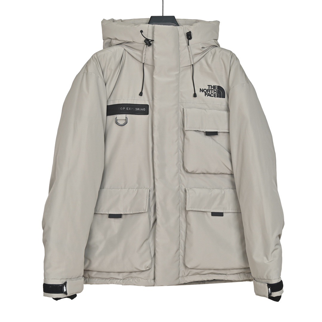 ＃暖冬福利 北面THE NORTH FACE POLAR FW22 纯色Logo徽标多口袋抽绳厚款连帽工装羽绒服冬季 男女同款 申敏儿同款 设计理念： 这款是THE NORTH FACE 巅峰之作，高端于任何一款北面羽绒服，也是户外的登山系列，爆炸厚实，一般是在户外极寒天气穿着，基本上可以抵御零下几十度的严寒了，工艺十分复杂，并非单纯一件羽绒服那么简单，保暖程度不输大鹅，今年冬天一定需要这样一件厚实的过冬。 面料+特点： ✅ 内里填充90%正品一致的进口专用鹅绒，轻便，100%市面最高品质。 ✅ 采用经联盟RDS认证的高品质鹅绒填充，轻便不厚重且压缩后的蓬松度恢复性好。（ R·D·S不含任何不必要的动物伤害生产工序，从550蓬到950蓬不等，压缩性和温度重量也是衡量高品质，高填充度鹅线要指标） ✅单件成品1公斤以上，但是没有任何负重感，超级轻便，鹅绒广泛用于滑雪服，防寒服。 ✅原厂高密度户外防水材质，防风耐磨，防撕裂面料。 ✅ 里布380T最高标准，绝不跑绒，透气性极佳 ✅ 原版辅料五金全部原厂定做，100%还原复刻品质！ ✅多功能口袋，方便使用 ✅内里两侧印有保养清洗说明和衣服解释 ✅胸前贴饰有橡胶徽标logo ✅领口部分有防寒绒布，紧贴头颈，舒适又保暖 ✅ 原版辅料五金全部原厂定做，100%还原复刻品质，背部有内置网口袋 ✅ YKK吉田ISO9000品质顶级ZP拉链 工艺： 宽松版型，上身休闲舒适，为冬季户外提供保暖呵护，保暖性出色，穿着轻便不厚重。防潮,不易变形 ，容易清洁打理等特点，工艺成本极高 尺码：XS S M L XL XXL ​-选品中心