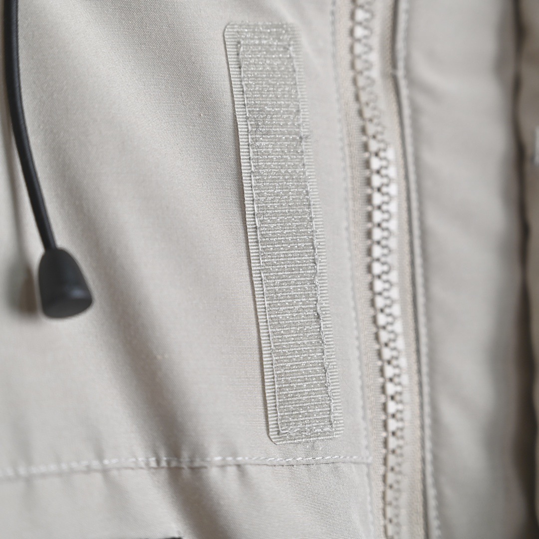 图片[8]-＃暖冬福利 北面THE NORTH FACE POLAR FW22 纯色Logo徽标多口袋抽绳厚款连帽工装羽绒服冬季 男女同款 申敏儿同款 设计理念： 这款是THE NORTH FACE 巅峰之作，高端于任何一款北面羽绒服，也是户外的登山系列，爆炸厚实，一般是在户外极寒天气穿着，基本上可以抵御零下几十度的严寒了，工艺十分复杂，并非单纯一件羽绒服那么简单，保暖程度不输大鹅，今年冬天一定需要这样一件厚实的过冬。 面料+特点： ✅ 内里填充90%正品一致的进口专用鹅绒，轻便，100%市面最高品质。 ✅ 采用经联盟RDS认证的高品质鹅绒填充，轻便不厚重且压缩后的蓬松度恢复性好。（ R·D·S不含任何不必要的动物伤害生产工序，从550蓬到950蓬不等，压缩性和温度重量也是衡量高品质，高填充度鹅线要指标） ✅单件成品1公斤以上，但是没有任何负重感，超级轻便，鹅绒广泛用于滑雪服，防寒服。 ✅原厂高密度户外防水材质，防风耐磨，防撕裂面料。 ✅ 里布380T最高标准，绝不跑绒，透气性极佳 ✅ 原版辅料五金全部原厂定做，100%还原复刻品质！ ✅多功能口袋，方便使用 ✅内里两侧印有保养清洗说明和衣服解释 ✅胸前贴饰有橡胶徽标logo ✅领口部分有防寒绒布，紧贴头颈，舒适又保暖 ✅ 原版辅料五金全部原厂定做，100%还原复刻品质，背部有内置网口袋 ✅ YKK吉田ISO9000品质顶级ZP拉链 工艺： 宽松版型，上身休闲舒适，为冬季户外提供保暖呵护，保暖性出色，穿着轻便不厚重。防潮,不易变形 ，容易清洁打理等特点，工艺成本极高 尺码：XS S M L XL XXL ​-选品中心