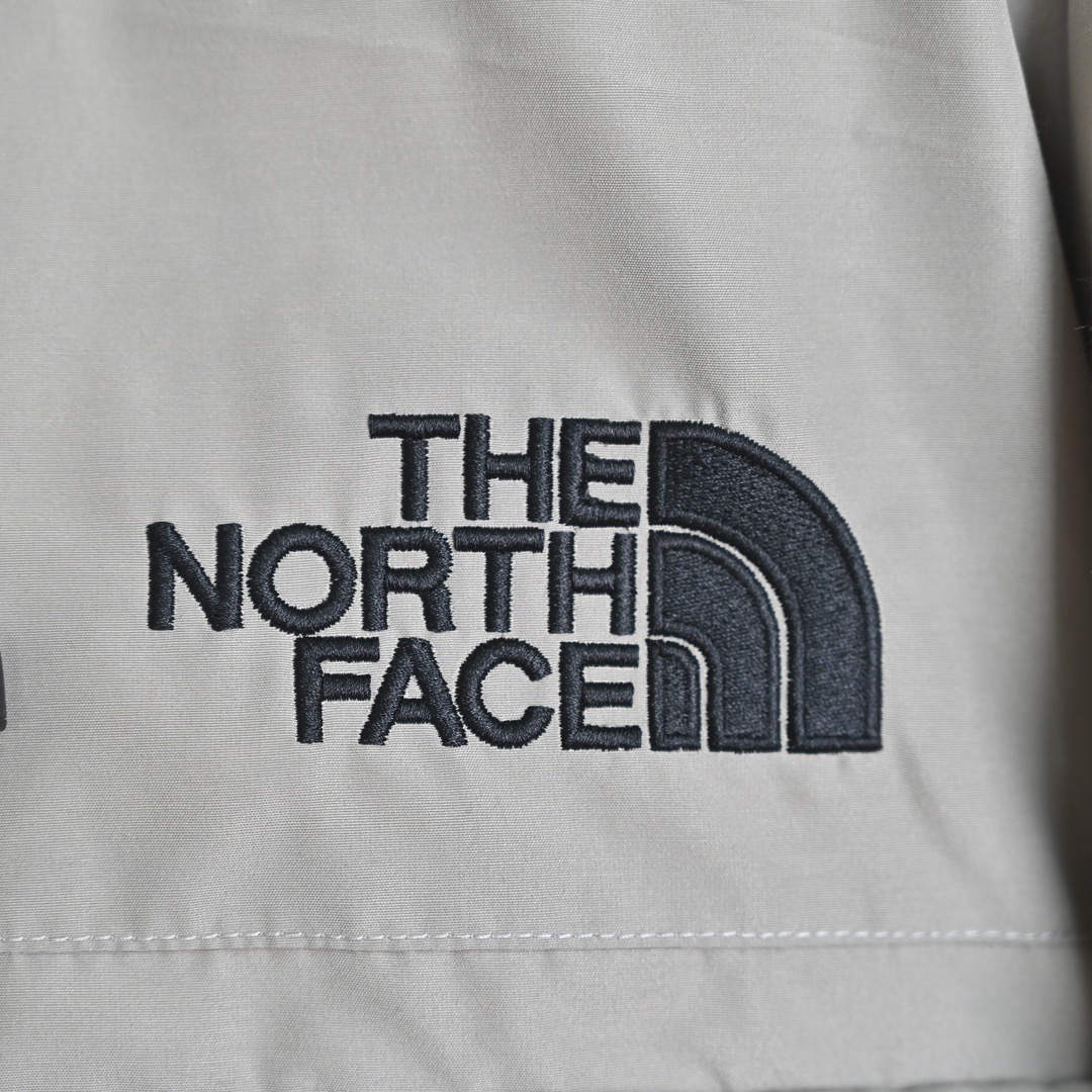 图片[3]-＃暖冬福利 北面THE NORTH FACE POLAR FW22 纯色Logo徽标多口袋抽绳厚款连帽工装羽绒服冬季 男女同款 申敏儿同款 设计理念： 这款是THE NORTH FACE 巅峰之作，高端于任何一款北面羽绒服，也是户外的登山系列，爆炸厚实，一般是在户外极寒天气穿着，基本上可以抵御零下几十度的严寒了，工艺十分复杂，并非单纯一件羽绒服那么简单，保暖程度不输大鹅，今年冬天一定需要这样一件厚实的过冬。 面料+特点： ✅ 内里填充90%正品一致的进口专用鹅绒，轻便，100%市面最高品质。 ✅ 采用经联盟RDS认证的高品质鹅绒填充，轻便不厚重且压缩后的蓬松度恢复性好。（ R·D·S不含任何不必要的动物伤害生产工序，从550蓬到950蓬不等，压缩性和温度重量也是衡量高品质，高填充度鹅线要指标） ✅单件成品1公斤以上，但是没有任何负重感，超级轻便，鹅绒广泛用于滑雪服，防寒服。 ✅原厂高密度户外防水材质，防风耐磨，防撕裂面料。 ✅ 里布380T最高标准，绝不跑绒，透气性极佳 ✅ 原版辅料五金全部原厂定做，100%还原复刻品质！ ✅多功能口袋，方便使用 ✅内里两侧印有保养清洗说明和衣服解释 ✅胸前贴饰有橡胶徽标logo ✅领口部分有防寒绒布，紧贴头颈，舒适又保暖 ✅ 原版辅料五金全部原厂定做，100%还原复刻品质，背部有内置网口袋 ✅ YKK吉田ISO9000品质顶级ZP拉链 工艺： 宽松版型，上身休闲舒适，为冬季户外提供保暖呵护，保暖性出色，穿着轻便不厚重。防潮,不易变形 ，容易清洁打理等特点，工艺成本极高 尺码：XS S M L XL XXL ​-选品中心