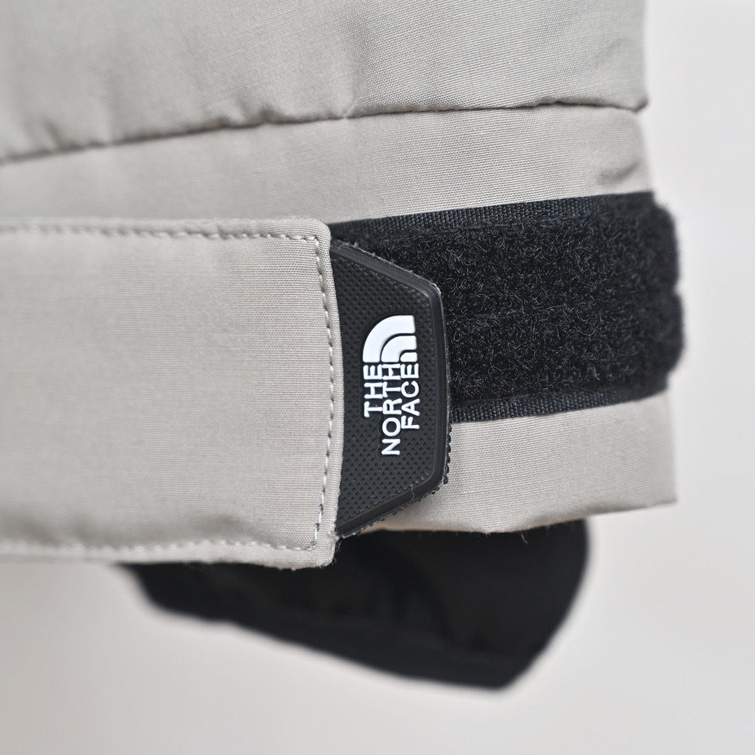 图片[5]-＃暖冬福利 北面THE NORTH FACE POLAR FW22 纯色Logo徽标多口袋抽绳厚款连帽工装羽绒服冬季 男女同款 申敏儿同款 设计理念： 这款是THE NORTH FACE 巅峰之作，高端于任何一款北面羽绒服，也是户外的登山系列，爆炸厚实，一般是在户外极寒天气穿着，基本上可以抵御零下几十度的严寒了，工艺十分复杂，并非单纯一件羽绒服那么简单，保暖程度不输大鹅，今年冬天一定需要这样一件厚实的过冬。 面料+特点： ✅ 内里填充90%正品一致的进口专用鹅绒，轻便，100%市面最高品质。 ✅ 采用经联盟RDS认证的高品质鹅绒填充，轻便不厚重且压缩后的蓬松度恢复性好。（ R·D·S不含任何不必要的动物伤害生产工序，从550蓬到950蓬不等，压缩性和温度重量也是衡量高品质，高填充度鹅线要指标） ✅单件成品1公斤以上，但是没有任何负重感，超级轻便，鹅绒广泛用于滑雪服，防寒服。 ✅原厂高密度户外防水材质，防风耐磨，防撕裂面料。 ✅ 里布380T最高标准，绝不跑绒，透气性极佳 ✅ 原版辅料五金全部原厂定做，100%还原复刻品质！ ✅多功能口袋，方便使用 ✅内里两侧印有保养清洗说明和衣服解释 ✅胸前贴饰有橡胶徽标logo ✅领口部分有防寒绒布，紧贴头颈，舒适又保暖 ✅ 原版辅料五金全部原厂定做，100%还原复刻品质，背部有内置网口袋 ✅ YKK吉田ISO9000品质顶级ZP拉链 工艺： 宽松版型，上身休闲舒适，为冬季户外提供保暖呵护，保暖性出色，穿着轻便不厚重。防潮,不易变形 ，容易清洁打理等特点，工艺成本极高 尺码：XS S M L XL XXL ​-选品中心