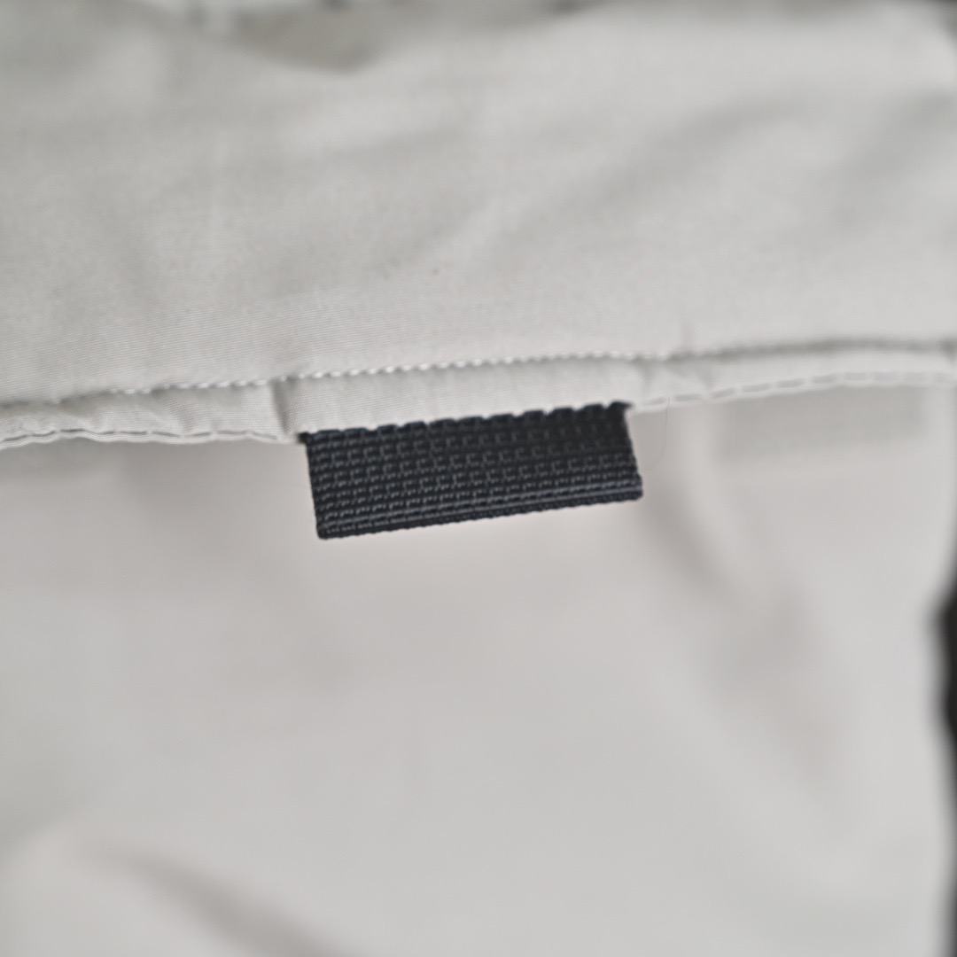 图片[9]-＃暖冬福利 北面THE NORTH FACE POLAR FW22 纯色Logo徽标多口袋抽绳厚款连帽工装羽绒服冬季 男女同款 申敏儿同款 设计理念： 这款是THE NORTH FACE 巅峰之作，高端于任何一款北面羽绒服，也是户外的登山系列，爆炸厚实，一般是在户外极寒天气穿着，基本上可以抵御零下几十度的严寒了，工艺十分复杂，并非单纯一件羽绒服那么简单，保暖程度不输大鹅，今年冬天一定需要这样一件厚实的过冬。 面料+特点： ✅ 内里填充90%正品一致的进口专用鹅绒，轻便，100%市面最高品质。 ✅ 采用经联盟RDS认证的高品质鹅绒填充，轻便不厚重且压缩后的蓬松度恢复性好。（ R·D·S不含任何不必要的动物伤害生产工序，从550蓬到950蓬不等，压缩性和温度重量也是衡量高品质，高填充度鹅线要指标） ✅单件成品1公斤以上，但是没有任何负重感，超级轻便，鹅绒广泛用于滑雪服，防寒服。 ✅原厂高密度户外防水材质，防风耐磨，防撕裂面料。 ✅ 里布380T最高标准，绝不跑绒，透气性极佳 ✅ 原版辅料五金全部原厂定做，100%还原复刻品质！ ✅多功能口袋，方便使用 ✅内里两侧印有保养清洗说明和衣服解释 ✅胸前贴饰有橡胶徽标logo ✅领口部分有防寒绒布，紧贴头颈，舒适又保暖 ✅ 原版辅料五金全部原厂定做，100%还原复刻品质，背部有内置网口袋 ✅ YKK吉田ISO9000品质顶级ZP拉链 工艺： 宽松版型，上身休闲舒适，为冬季户外提供保暖呵护，保暖性出色，穿着轻便不厚重。防潮,不易变形 ，容易清洁打理等特点，工艺成本极高 尺码：XS S M L XL XXL ​-选品中心