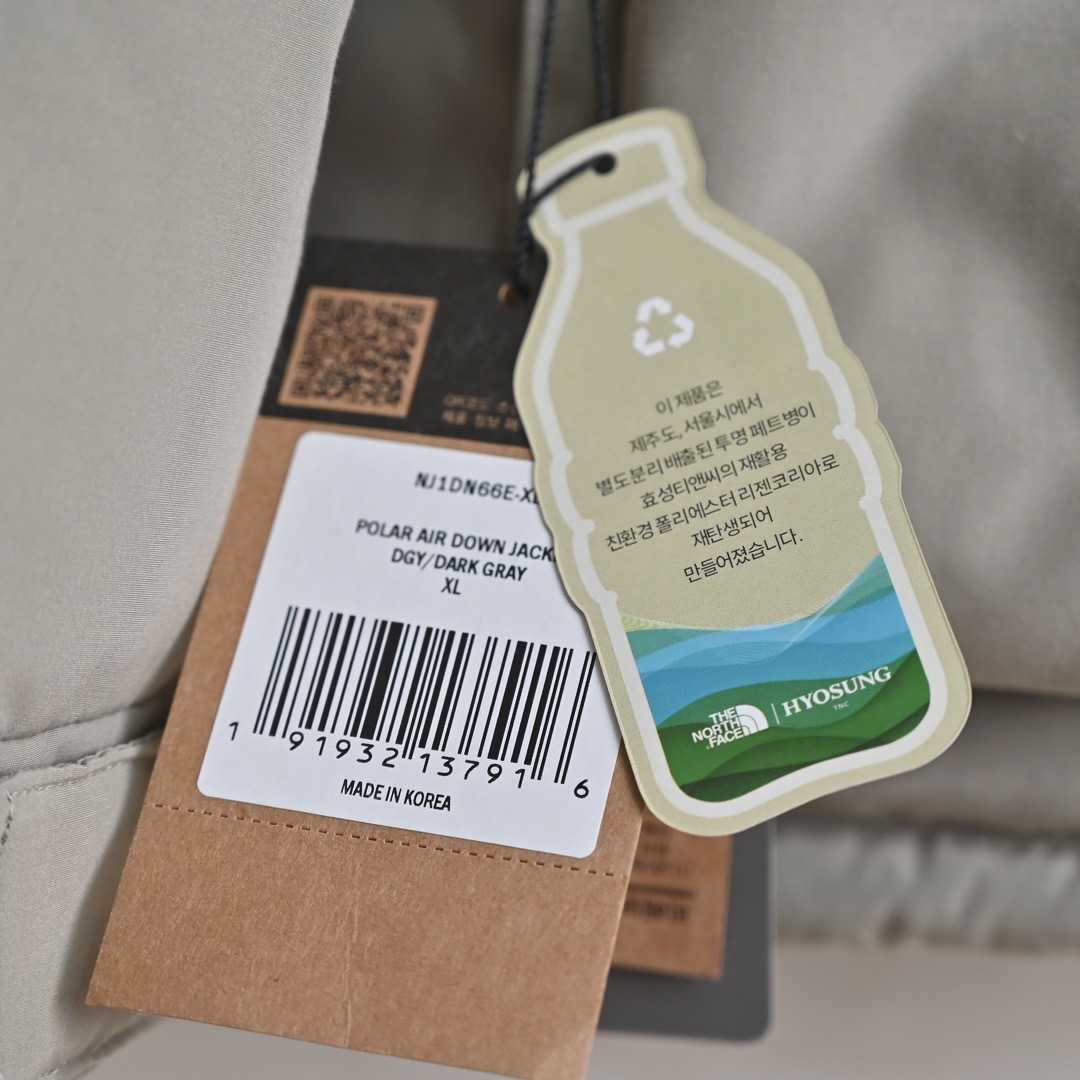 图片[6]-＃暖冬福利 北面THE NORTH FACE POLAR FW22 纯色Logo徽标多口袋抽绳厚款连帽工装羽绒服冬季 男女同款 申敏儿同款 设计理念： 这款是THE NORTH FACE 巅峰之作，高端于任何一款北面羽绒服，也是户外的登山系列，爆炸厚实，一般是在户外极寒天气穿着，基本上可以抵御零下几十度的严寒了，工艺十分复杂，并非单纯一件羽绒服那么简单，保暖程度不输大鹅，今年冬天一定需要这样一件厚实的过冬。 面料+特点： ✅ 内里填充90%正品一致的进口专用鹅绒，轻便，100%市面最高品质。 ✅ 采用经联盟RDS认证的高品质鹅绒填充，轻便不厚重且压缩后的蓬松度恢复性好。（ R·D·S不含任何不必要的动物伤害生产工序，从550蓬到950蓬不等，压缩性和温度重量也是衡量高品质，高填充度鹅线要指标） ✅单件成品1公斤以上，但是没有任何负重感，超级轻便，鹅绒广泛用于滑雪服，防寒服。 ✅原厂高密度户外防水材质，防风耐磨，防撕裂面料。 ✅ 里布380T最高标准，绝不跑绒，透气性极佳 ✅ 原版辅料五金全部原厂定做，100%还原复刻品质！ ✅多功能口袋，方便使用 ✅内里两侧印有保养清洗说明和衣服解释 ✅胸前贴饰有橡胶徽标logo ✅领口部分有防寒绒布，紧贴头颈，舒适又保暖 ✅ 原版辅料五金全部原厂定做，100%还原复刻品质，背部有内置网口袋 ✅ YKK吉田ISO9000品质顶级ZP拉链 工艺： 宽松版型，上身休闲舒适，为冬季户外提供保暖呵护，保暖性出色，穿着轻便不厚重。防潮,不易变形 ，容易清洁打理等特点，工艺成本极高 尺码：XS S M L XL XXL ​-选品中心