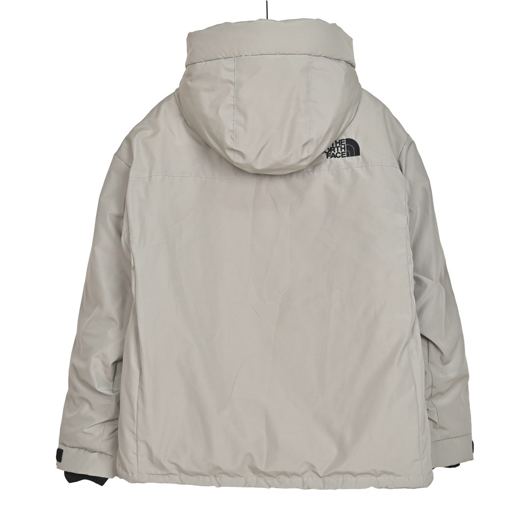 图片[2]-＃暖冬福利 北面THE NORTH FACE POLAR FW22 纯色Logo徽标多口袋抽绳厚款连帽工装羽绒服冬季 男女同款 申敏儿同款 设计理念： 这款是THE NORTH FACE 巅峰之作，高端于任何一款北面羽绒服，也是户外的登山系列，爆炸厚实，一般是在户外极寒天气穿着，基本上可以抵御零下几十度的严寒了，工艺十分复杂，并非单纯一件羽绒服那么简单，保暖程度不输大鹅，今年冬天一定需要这样一件厚实的过冬。 面料+特点： ✅ 内里填充90%正品一致的进口专用鹅绒，轻便，100%市面最高品质。 ✅ 采用经联盟RDS认证的高品质鹅绒填充，轻便不厚重且压缩后的蓬松度恢复性好。（ R·D·S不含任何不必要的动物伤害生产工序，从550蓬到950蓬不等，压缩性和温度重量也是衡量高品质，高填充度鹅线要指标） ✅单件成品1公斤以上，但是没有任何负重感，超级轻便，鹅绒广泛用于滑雪服，防寒服。 ✅原厂高密度户外防水材质，防风耐磨，防撕裂面料。 ✅ 里布380T最高标准，绝不跑绒，透气性极佳 ✅ 原版辅料五金全部原厂定做，100%还原复刻品质！ ✅多功能口袋，方便使用 ✅内里两侧印有保养清洗说明和衣服解释 ✅胸前贴饰有橡胶徽标logo ✅领口部分有防寒绒布，紧贴头颈，舒适又保暖 ✅ 原版辅料五金全部原厂定做，100%还原复刻品质，背部有内置网口袋 ✅ YKK吉田ISO9000品质顶级ZP拉链 工艺： 宽松版型，上身休闲舒适，为冬季户外提供保暖呵护，保暖性出色，穿着轻便不厚重。防潮,不易变形 ，容易清洁打理等特点，工艺成本极高 尺码：XS S M L XL XXL ​-选品中心