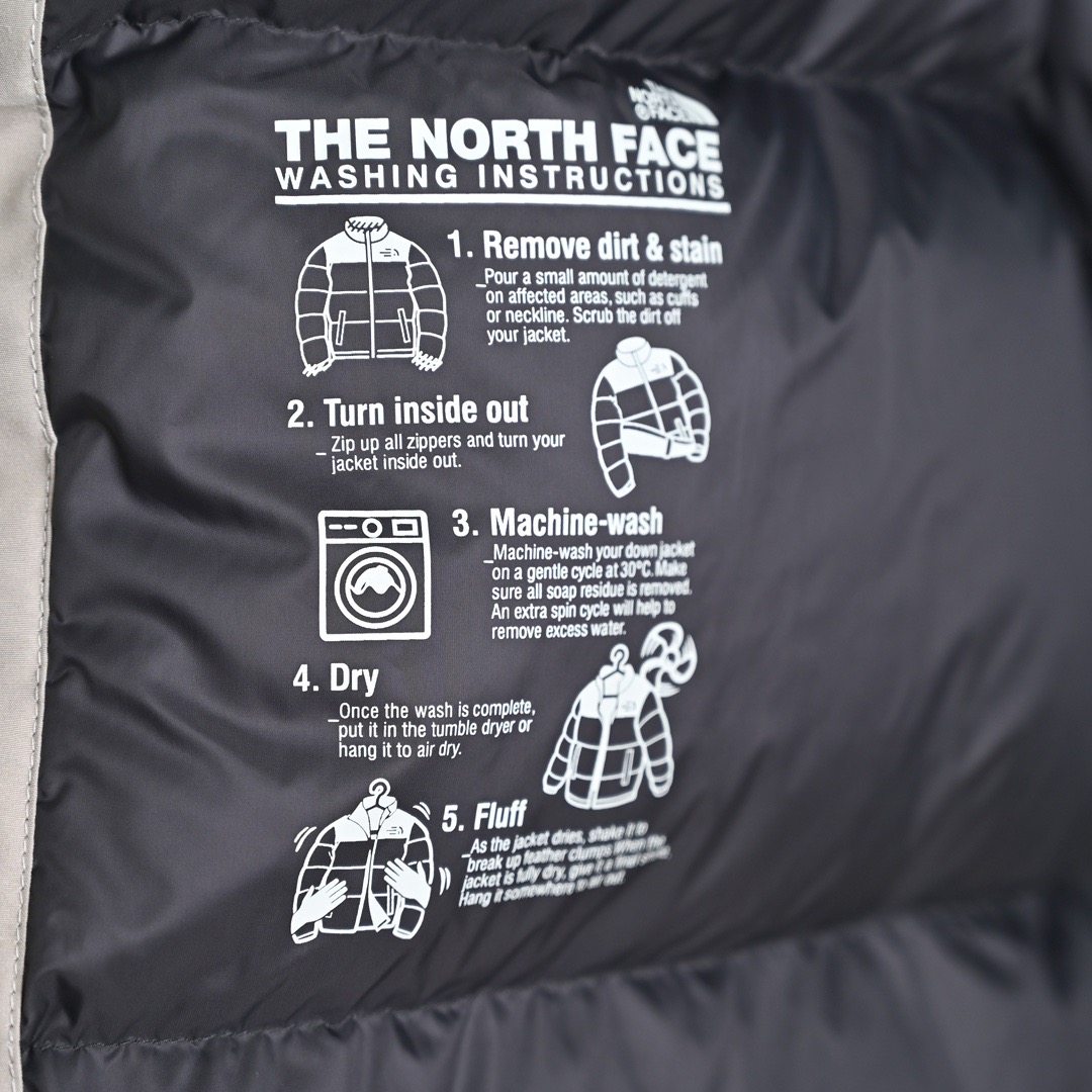 图片[4]-＃暖冬福利 北面THE NORTH FACE POLAR FW22 纯色Logo徽标多口袋抽绳厚款连帽工装羽绒服冬季 男女同款 申敏儿同款 设计理念： 这款是THE NORTH FACE 巅峰之作，高端于任何一款北面羽绒服，也是户外的登山系列，爆炸厚实，一般是在户外极寒天气穿着，基本上可以抵御零下几十度的严寒了，工艺十分复杂，并非单纯一件羽绒服那么简单，保暖程度不输大鹅，今年冬天一定需要这样一件厚实的过冬。 面料+特点： ✅ 内里填充90%正品一致的进口专用鹅绒，轻便，100%市面最高品质。 ✅ 采用经联盟RDS认证的高品质鹅绒填充，轻便不厚重且压缩后的蓬松度恢复性好。（ R·D·S不含任何不必要的动物伤害生产工序，从550蓬到950蓬不等，压缩性和温度重量也是衡量高品质，高填充度鹅线要指标） ✅单件成品1公斤以上，但是没有任何负重感，超级轻便，鹅绒广泛用于滑雪服，防寒服。 ✅原厂高密度户外防水材质，防风耐磨，防撕裂面料。 ✅ 里布380T最高标准，绝不跑绒，透气性极佳 ✅ 原版辅料五金全部原厂定做，100%还原复刻品质！ ✅多功能口袋，方便使用 ✅内里两侧印有保养清洗说明和衣服解释 ✅胸前贴饰有橡胶徽标logo ✅领口部分有防寒绒布，紧贴头颈，舒适又保暖 ✅ 原版辅料五金全部原厂定做，100%还原复刻品质，背部有内置网口袋 ✅ YKK吉田ISO9000品质顶级ZP拉链 工艺： 宽松版型，上身休闲舒适，为冬季户外提供保暖呵护，保暖性出色，穿着轻便不厚重。防潮,不易变形 ，容易清洁打理等特点，工艺成本极高 尺码：XS S M L XL XXL ​-选品中心