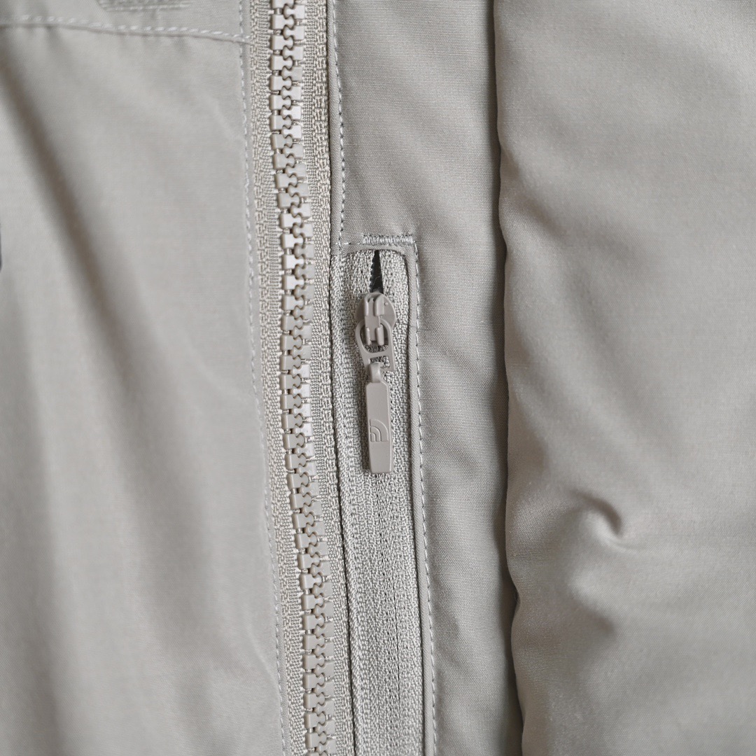 ＃暖冬福利 北面THE NORTH FACE POLAR FW22 纯色Logo徽标多口袋抽绳厚款连帽工装羽绒服冬季 男女同款 申敏儿同款 设计理念： 这款是THE NORTH FACE 巅峰之作，高端于任何一款北面羽绒服，也是户外的登山系列，爆炸厚实，一般是在户外极寒天气穿着，基本上可以抵御零下几十度的严寒了，工艺十分复杂，并非单纯一件羽绒服那么简单，保暖程度不输大鹅，今年冬天一定需要这样一件厚实的过冬。 面料+特点： ✅ 内里填充90%正品一致的进口专用鹅绒，轻便，100%市面最高品质。 ✅ 采用经联盟RDS认证的高品质鹅绒填充，轻便不厚重且压缩后的蓬松度恢复性好。（ R·D·S不含任何不必要的动物伤害生产工序，从550蓬到950蓬不等，压缩性和温度重量也是衡量高品质，高填充度鹅线要指标） ✅单件成品1公斤以上，但是没有任何负重感，超级轻便，鹅绒广泛用于滑雪服，防寒服。 ✅原厂高密度户外防水材质，防风耐磨，防撕裂面料。 ✅ 里布380T最高标准，绝不跑绒，透气性极佳 ✅ 原版辅料五金全部原厂定做，100%还原复刻品质！ ✅多功能口袋，方便使用 ✅内里两侧印有保养清洗说明和衣服解释 ✅胸前贴饰有橡胶徽标logo ✅领口部分有防寒绒布，紧贴头颈，舒适又保暖 ✅ 原版辅料五金全部原厂定做，100%还原复刻品质，背部有内置网口袋 ✅ YKK吉田ISO9000品质顶级ZP拉链 工艺： 宽松版型，上身休闲舒适，为冬季户外提供保暖呵护，保暖性出色，穿着轻便不厚重。防潮,不易变形 ，容易清洁打理等特点，工艺成本极高 尺码：XS S M L XL XXL ​-选品中心