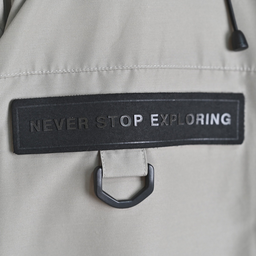 图片[9]-＃暖冬福利 北面THE NORTH FACE POLAR FW22 纯色Logo徽标多口袋抽绳厚款连帽工装羽绒服冬季 男女同款 申敏儿同款 设计理念： 这款是THE NORTH FACE 巅峰之作，高端于任何一款北面羽绒服，也是户外的登山系列，爆炸厚实，一般是在户外极寒天气穿着，基本上可以抵御零下几十度的严寒了，工艺十分复杂，并非单纯一件羽绒服那么简单，保暖程度不输大鹅，今年冬天一定需要这样一件厚实的过冬。 面料+特点： ✅ 内里填充90%正品一致的进口专用鹅绒，轻便，100%市面最高品质。 ✅ 采用经联盟RDS认证的高品质鹅绒填充，轻便不厚重且压缩后的蓬松度恢复性好。（ R·D·S不含任何不必要的动物伤害生产工序，从550蓬到950蓬不等，压缩性和温度重量也是衡量高品质，高填充度鹅线要指标） ✅单件成品1公斤以上，但是没有任何负重感，超级轻便，鹅绒广泛用于滑雪服，防寒服。 ✅原厂高密度户外防水材质，防风耐磨，防撕裂面料。 ✅ 里布380T最高标准，绝不跑绒，透气性极佳 ✅ 原版辅料五金全部原厂定做，100%还原复刻品质！ ✅多功能口袋，方便使用 ✅内里两侧印有保养清洗说明和衣服解释 ✅胸前贴饰有橡胶徽标logo ✅领口部分有防寒绒布，紧贴头颈，舒适又保暖 ✅ 原版辅料五金全部原厂定做，100%还原复刻品质，背部有内置网口袋 ✅ YKK吉田ISO9000品质顶级ZP拉链 工艺： 宽松版型，上身休闲舒适，为冬季户外提供保暖呵护，保暖性出色，穿着轻便不厚重。防潮,不易变形 ，容易清洁打理等特点，工艺成本极高 尺码：XS S M L XL XXL ​-选品中心