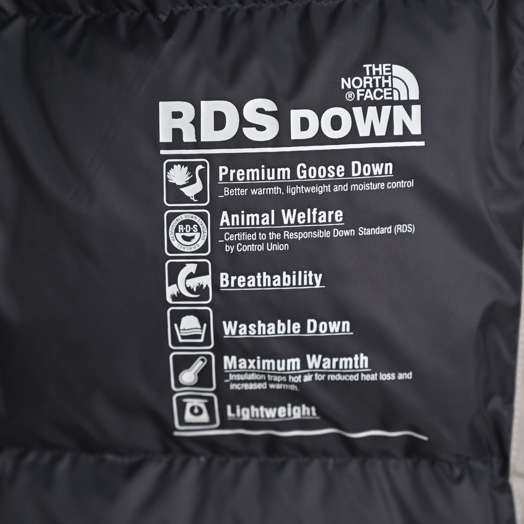 图片[5]-＃暖冬福利 北面THE NORTH FACE POLAR FW22 纯色Logo徽标多口袋抽绳厚款连帽工装羽绒服冬季 男女同款 申敏儿同款 设计理念： 这款是THE NORTH FACE 巅峰之作，高端于任何一款北面羽绒服，也是户外的登山系列，爆炸厚实，一般是在户外极寒天气穿着，基本上可以抵御零下几十度的严寒了，工艺十分复杂，并非单纯一件羽绒服那么简单，保暖程度不输大鹅，今年冬天一定需要这样一件厚实的过冬。 面料+特点： ✅ 内里填充90%正品一致的进口专用鹅绒，轻便，100%市面最高品质。 ✅ 采用经联盟RDS认证的高品质鹅绒填充，轻便不厚重且压缩后的蓬松度恢复性好。（ R·D·S不含任何不必要的动物伤害生产工序，从550蓬到950蓬不等，压缩性和温度重量也是衡量高品质，高填充度鹅线要指标） ✅单件成品1公斤以上，但是没有任何负重感，超级轻便，鹅绒广泛用于滑雪服，防寒服。 ✅原厂高密度户外防水材质，防风耐磨，防撕裂面料。 ✅ 里布380T最高标准，绝不跑绒，透气性极佳 ✅ 原版辅料五金全部原厂定做，100%还原复刻品质！ ✅多功能口袋，方便使用 ✅内里两侧印有保养清洗说明和衣服解释 ✅胸前贴饰有橡胶徽标logo ✅领口部分有防寒绒布，紧贴头颈，舒适又保暖 ✅ 原版辅料五金全部原厂定做，100%还原复刻品质，背部有内置网口袋 ✅ YKK吉田ISO9000品质顶级ZP拉链 工艺： 宽松版型，上身休闲舒适，为冬季户外提供保暖呵护，保暖性出色，穿着轻便不厚重。防潮,不易变形 ，容易清洁打理等特点，工艺成本极高 尺码：XS S M L XL XXL ​-选品中心