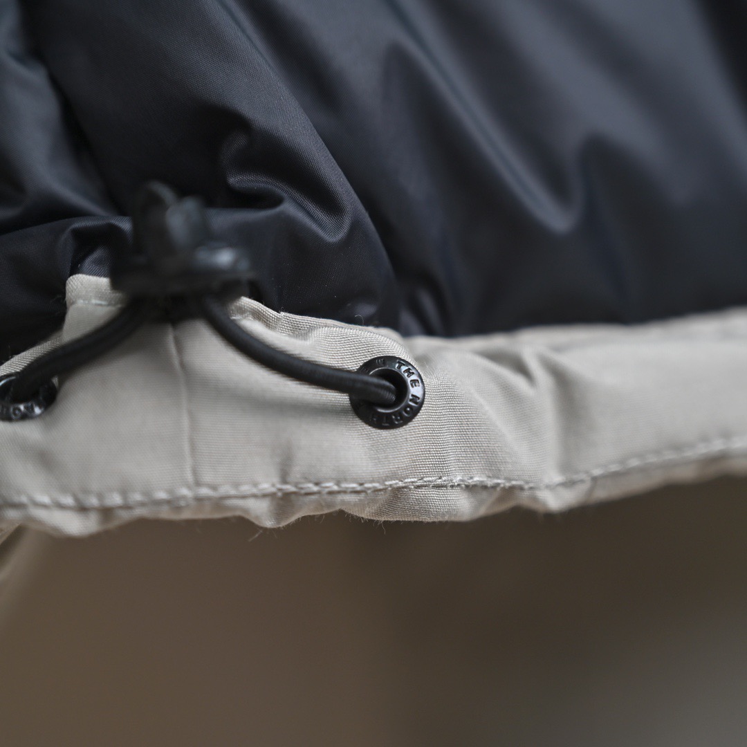 图片[7]-＃暖冬福利 北面THE NORTH FACE POLAR FW22 纯色Logo徽标多口袋抽绳厚款连帽工装羽绒服冬季 男女同款 申敏儿同款 设计理念： 这款是THE NORTH FACE 巅峰之作，高端于任何一款北面羽绒服，也是户外的登山系列，爆炸厚实，一般是在户外极寒天气穿着，基本上可以抵御零下几十度的严寒了，工艺十分复杂，并非单纯一件羽绒服那么简单，保暖程度不输大鹅，今年冬天一定需要这样一件厚实的过冬。 面料+特点： ✅ 内里填充90%正品一致的进口专用鹅绒，轻便，100%市面最高品质。 ✅ 采用经联盟RDS认证的高品质鹅绒填充，轻便不厚重且压缩后的蓬松度恢复性好。（ R·D·S不含任何不必要的动物伤害生产工序，从550蓬到950蓬不等，压缩性和温度重量也是衡量高品质，高填充度鹅线要指标） ✅单件成品1公斤以上，但是没有任何负重感，超级轻便，鹅绒广泛用于滑雪服，防寒服。 ✅原厂高密度户外防水材质，防风耐磨，防撕裂面料。 ✅ 里布380T最高标准，绝不跑绒，透气性极佳 ✅ 原版辅料五金全部原厂定做，100%还原复刻品质！ ✅多功能口袋，方便使用 ✅内里两侧印有保养清洗说明和衣服解释 ✅胸前贴饰有橡胶徽标logo ✅领口部分有防寒绒布，紧贴头颈，舒适又保暖 ✅ 原版辅料五金全部原厂定做，100%还原复刻品质，背部有内置网口袋 ✅ YKK吉田ISO9000品质顶级ZP拉链 工艺： 宽松版型，上身休闲舒适，为冬季户外提供保暖呵护，保暖性出色，穿着轻便不厚重。防潮,不易变形 ，容易清洁打理等特点，工艺成本极高 尺码：XS S M L XL XXL ​-选品中心