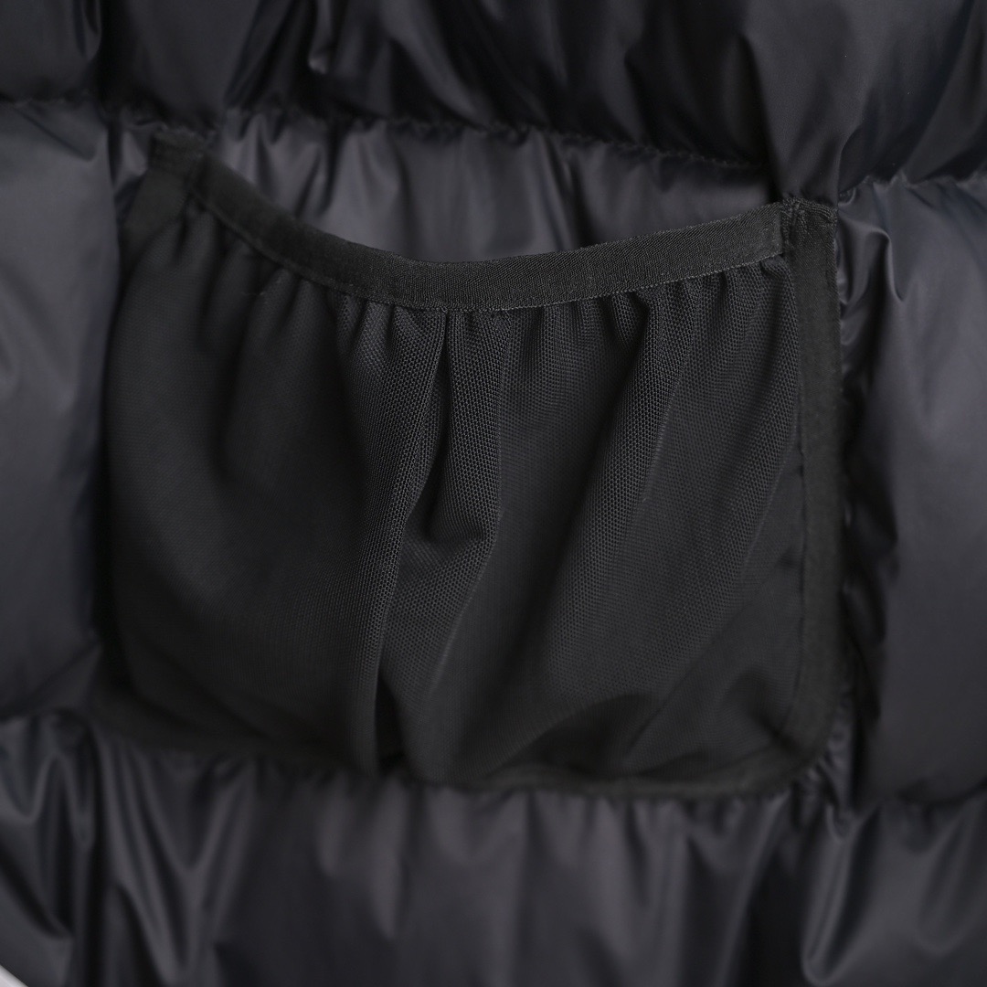 图片[8]-＃暖冬福利 北面THE NORTH FACE POLAR FW22 纯色Logo徽标多口袋抽绳厚款连帽工装羽绒服冬季 男女同款 申敏儿同款 设计理念： 这款是THE NORTH FACE 巅峰之作，高端于任何一款北面羽绒服，也是户外的登山系列，爆炸厚实，一般是在户外极寒天气穿着，基本上可以抵御零下几十度的严寒了，工艺十分复杂，并非单纯一件羽绒服那么简单，保暖程度不输大鹅，今年冬天一定需要这样一件厚实的过冬。 面料+特点： ✅ 内里填充90%正品一致的进口专用鹅绒，轻便，100%市面最高品质。 ✅ 采用经联盟RDS认证的高品质鹅绒填充，轻便不厚重且压缩后的蓬松度恢复性好。（ R·D·S不含任何不必要的动物伤害生产工序，从550蓬到950蓬不等，压缩性和温度重量也是衡量高品质，高填充度鹅线要指标） ✅单件成品1公斤以上，但是没有任何负重感，超级轻便，鹅绒广泛用于滑雪服，防寒服。 ✅原厂高密度户外防水材质，防风耐磨，防撕裂面料。 ✅ 里布380T最高标准，绝不跑绒，透气性极佳 ✅ 原版辅料五金全部原厂定做，100%还原复刻品质！ ✅多功能口袋，方便使用 ✅内里两侧印有保养清洗说明和衣服解释 ✅胸前贴饰有橡胶徽标logo ✅领口部分有防寒绒布，紧贴头颈，舒适又保暖 ✅ 原版辅料五金全部原厂定做，100%还原复刻品质，背部有内置网口袋 ✅ YKK吉田ISO9000品质顶级ZP拉链 工艺： 宽松版型，上身休闲舒适，为冬季户外提供保暖呵护，保暖性出色，穿着轻便不厚重。防潮,不易变形 ，容易清洁打理等特点，工艺成本极高 尺码：XS S M L XL XXL ​-选品中心