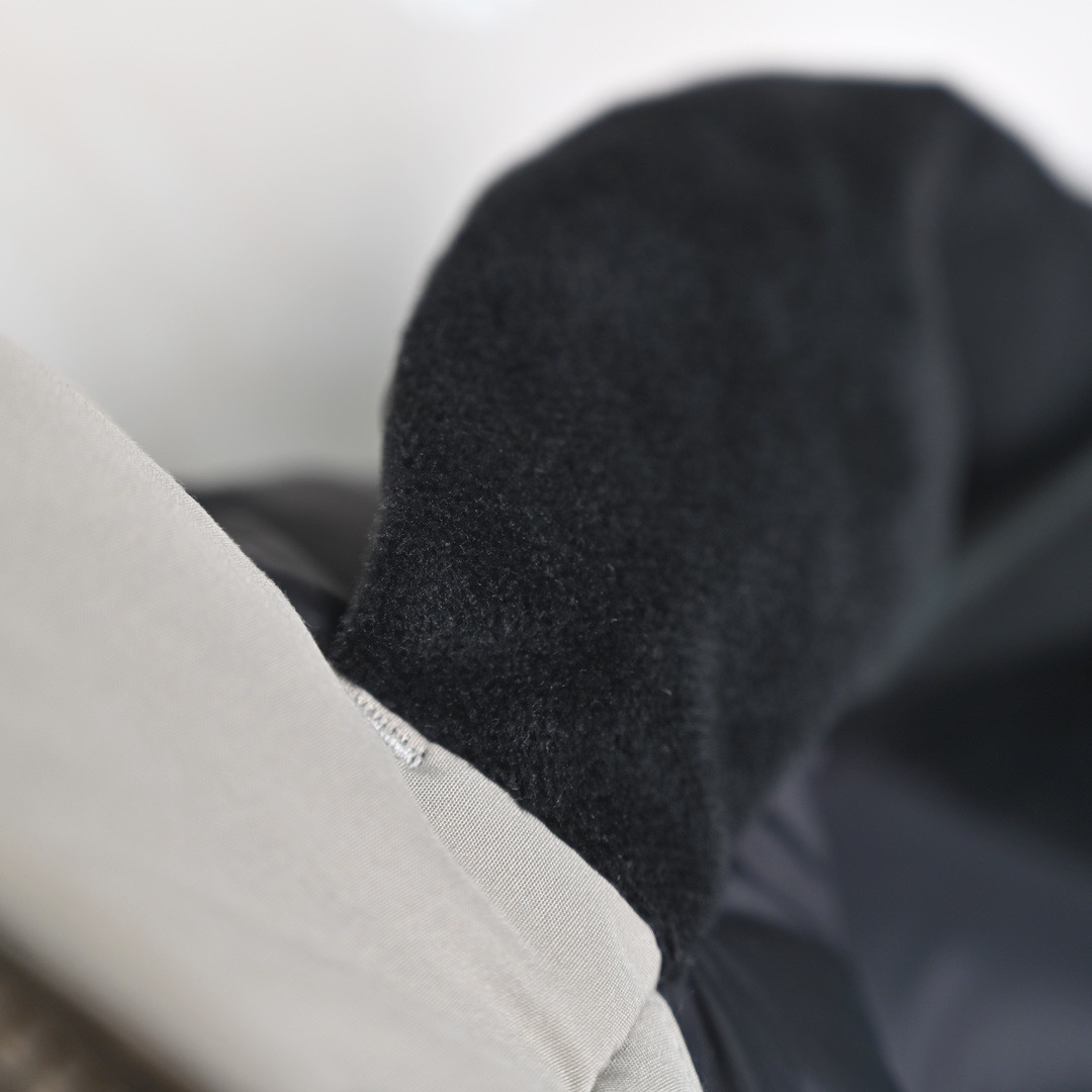 图片[3]-＃暖冬福利 北面THE NORTH FACE POLAR FW22 纯色Logo徽标多口袋抽绳厚款连帽工装羽绒服冬季 男女同款 申敏儿同款 设计理念： 这款是THE NORTH FACE 巅峰之作，高端于任何一款北面羽绒服，也是户外的登山系列，爆炸厚实，一般是在户外极寒天气穿着，基本上可以抵御零下几十度的严寒了，工艺十分复杂，并非单纯一件羽绒服那么简单，保暖程度不输大鹅，今年冬天一定需要这样一件厚实的过冬。 面料+特点： ✅ 内里填充90%正品一致的进口专用鹅绒，轻便，100%市面最高品质。 ✅ 采用经联盟RDS认证的高品质鹅绒填充，轻便不厚重且压缩后的蓬松度恢复性好。（ R·D·S不含任何不必要的动物伤害生产工序，从550蓬到950蓬不等，压缩性和温度重量也是衡量高品质，高填充度鹅线要指标） ✅单件成品1公斤以上，但是没有任何负重感，超级轻便，鹅绒广泛用于滑雪服，防寒服。 ✅原厂高密度户外防水材质，防风耐磨，防撕裂面料。 ✅ 里布380T最高标准，绝不跑绒，透气性极佳 ✅ 原版辅料五金全部原厂定做，100%还原复刻品质！ ✅多功能口袋，方便使用 ✅内里两侧印有保养清洗说明和衣服解释 ✅胸前贴饰有橡胶徽标logo ✅领口部分有防寒绒布，紧贴头颈，舒适又保暖 ✅ 原版辅料五金全部原厂定做，100%还原复刻品质，背部有内置网口袋 ✅ YKK吉田ISO9000品质顶级ZP拉链 工艺： 宽松版型，上身休闲舒适，为冬季户外提供保暖呵护，保暖性出色，穿着轻便不厚重。防潮,不易变形 ，容易清洁打理等特点，工艺成本极高 尺码：XS S M L XL XXL ​-选品中心