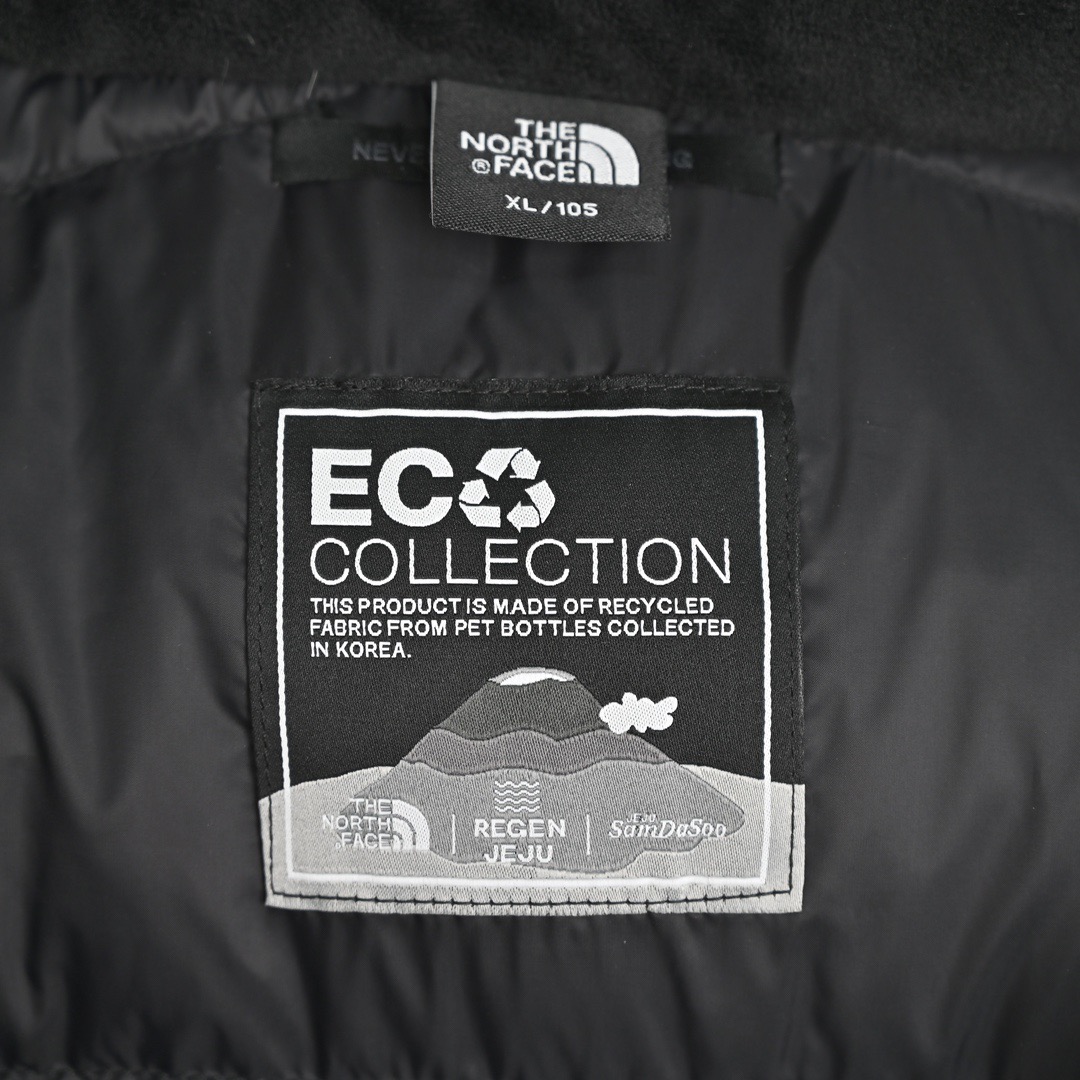 图片[2]-＃暖冬福利 北面THE NORTH FACE POLAR FW22 纯色Logo徽标多口袋抽绳厚款连帽工装羽绒服冬季 男女同款 申敏儿同款 设计理念： 这款是THE NORTH FACE 巅峰之作，高端于任何一款北面羽绒服，也是户外的登山系列，爆炸厚实，一般是在户外极寒天气穿着，基本上可以抵御零下几十度的严寒了，工艺十分复杂，并非单纯一件羽绒服那么简单，保暖程度不输大鹅，今年冬天一定需要这样一件厚实的过冬。 面料+特点： ✅ 内里填充90%正品一致的进口专用鹅绒，轻便，100%市面最高品质。 ✅ 采用经联盟RDS认证的高品质鹅绒填充，轻便不厚重且压缩后的蓬松度恢复性好。（ R·D·S不含任何不必要的动物伤害生产工序，从550蓬到950蓬不等，压缩性和温度重量也是衡量高品质，高填充度鹅线要指标） ✅单件成品1公斤以上，但是没有任何负重感，超级轻便，鹅绒广泛用于滑雪服，防寒服。 ✅原厂高密度户外防水材质，防风耐磨，防撕裂面料。 ✅ 里布380T最高标准，绝不跑绒，透气性极佳 ✅ 原版辅料五金全部原厂定做，100%还原复刻品质！ ✅多功能口袋，方便使用 ✅内里两侧印有保养清洗说明和衣服解释 ✅胸前贴饰有橡胶徽标logo ✅领口部分有防寒绒布，紧贴头颈，舒适又保暖 ✅ 原版辅料五金全部原厂定做，100%还原复刻品质，背部有内置网口袋 ✅ YKK吉田ISO9000品质顶级ZP拉链 工艺： 宽松版型，上身休闲舒适，为冬季户外提供保暖呵护，保暖性出色，穿着轻便不厚重。防潮,不易变形 ，容易清洁打理等特点，工艺成本极高 尺码：XS S M L XL XXL ​-选品中心